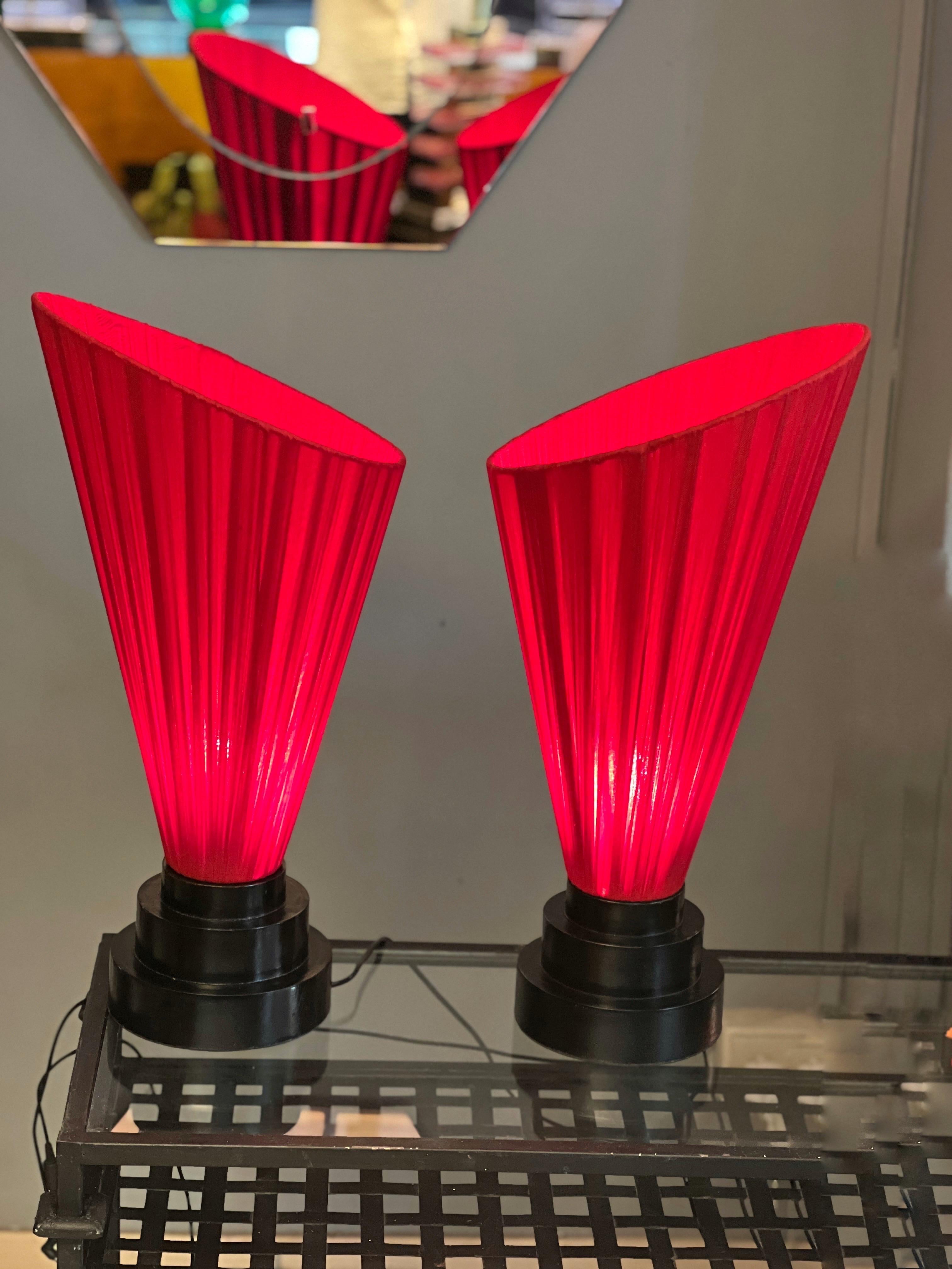 Mid-Century Modern Coppia di lampade con base in legno laccato nero e paralume conico rosso, 1950s For Sale