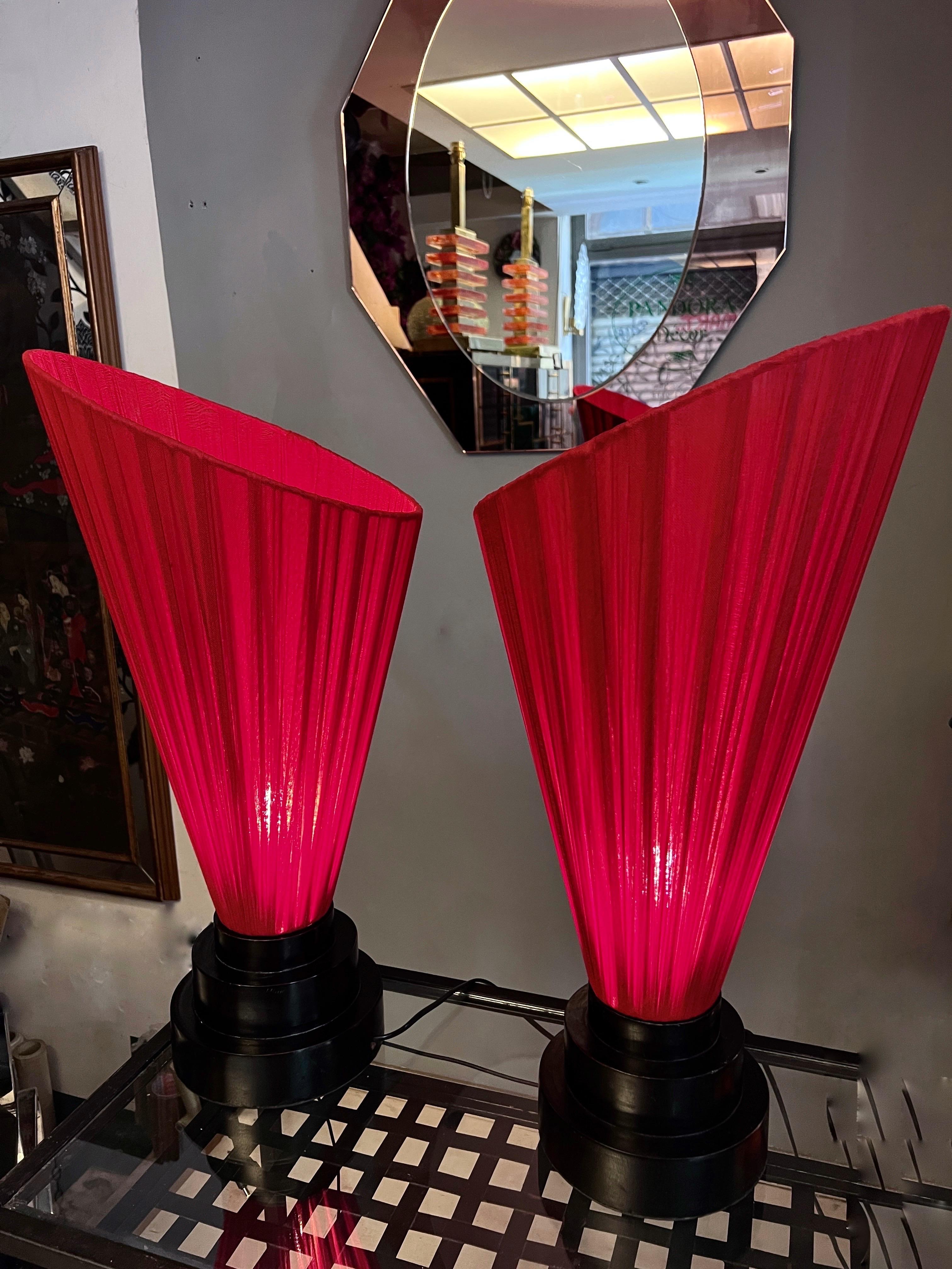 20th Century Coppia di lampade con base in legno laccato nero e paralume conico rosso, 1950s For Sale