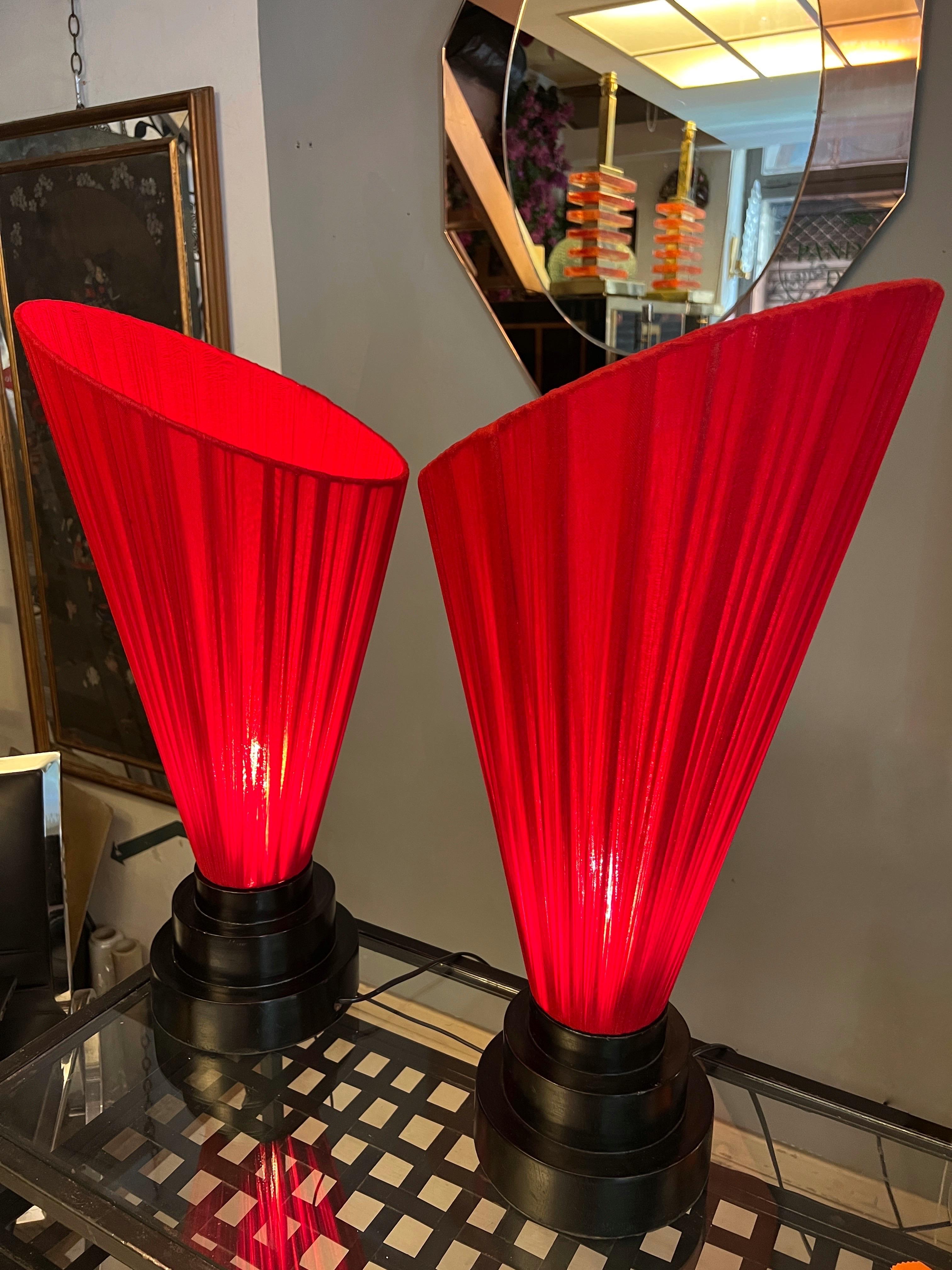 Coppia di lampade con base in legno laccato nero e paralume conico rosso, 1950s 1