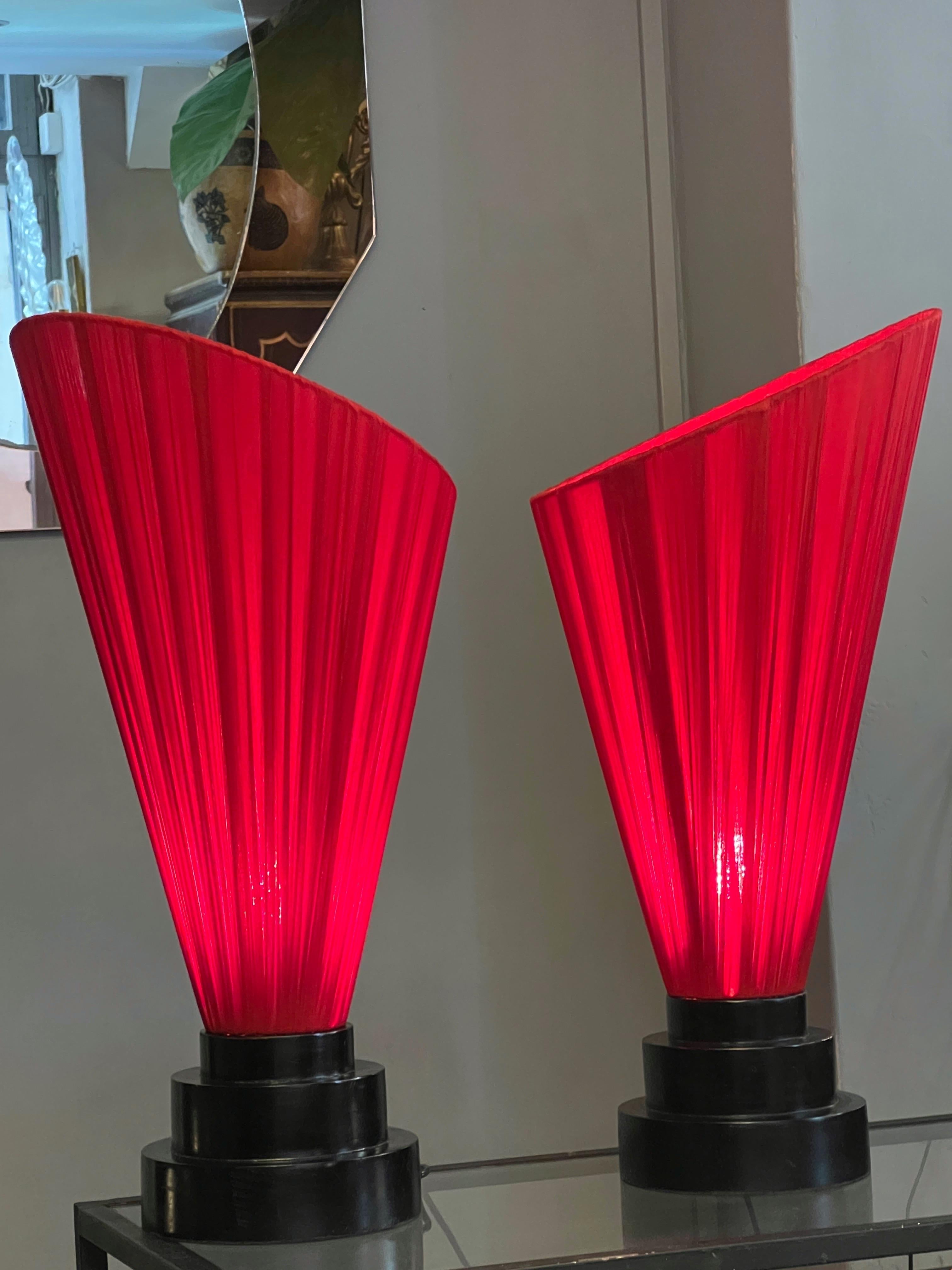 Coppia di lampade con base in legno laccato nero e paralume conico rosso, 1950s For Sale 2