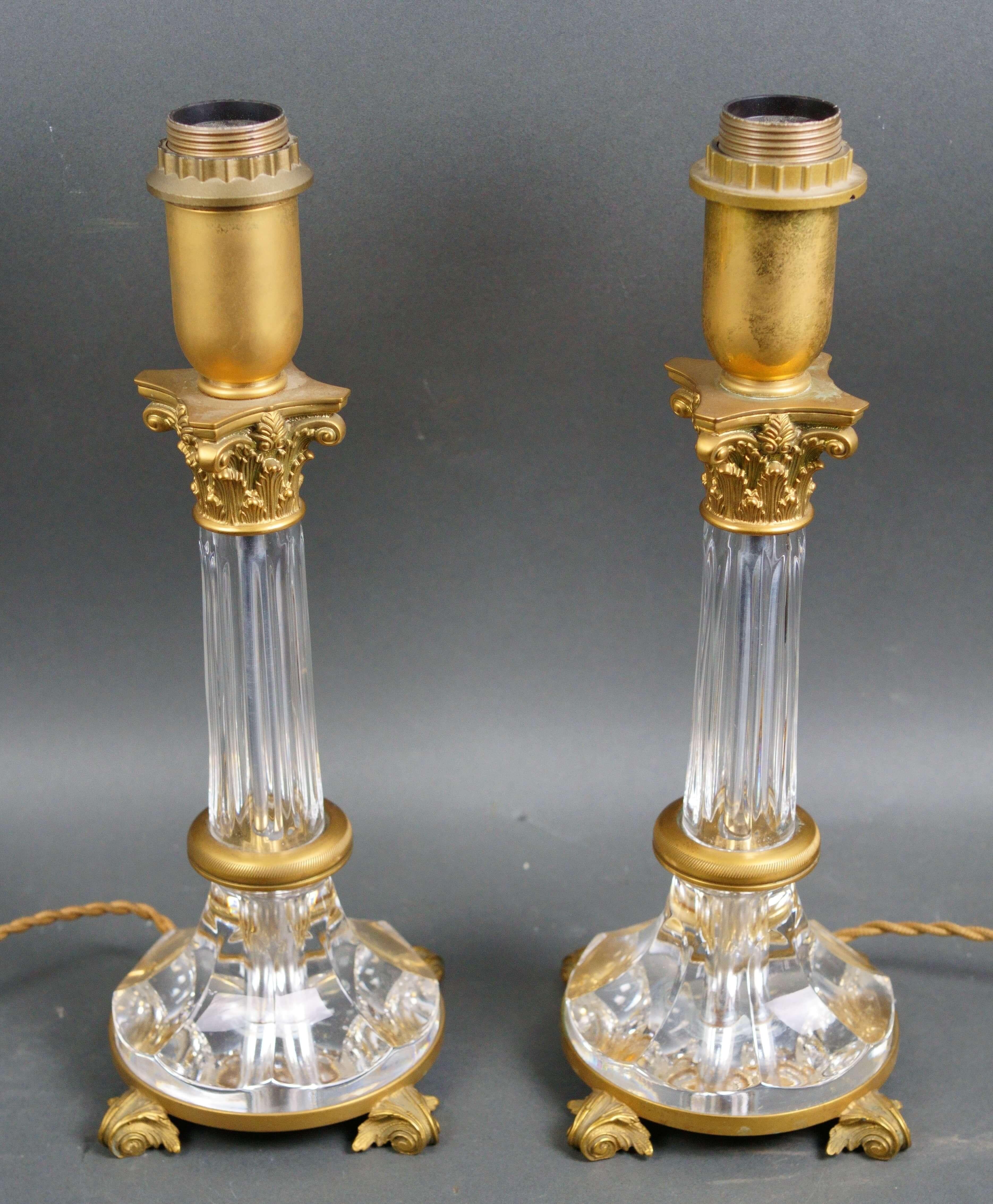 Coppia di lampade in cristallo intagliato e bronzo dorato prodotte dalla Antica Fabbrica degli Albizi a Firenze verso il 1970.  L'atelier di Gherardo degli Albizzi apre nel 1960 a Firenze in via Maggio, a pochi passi da Palazzo Pitti, e si