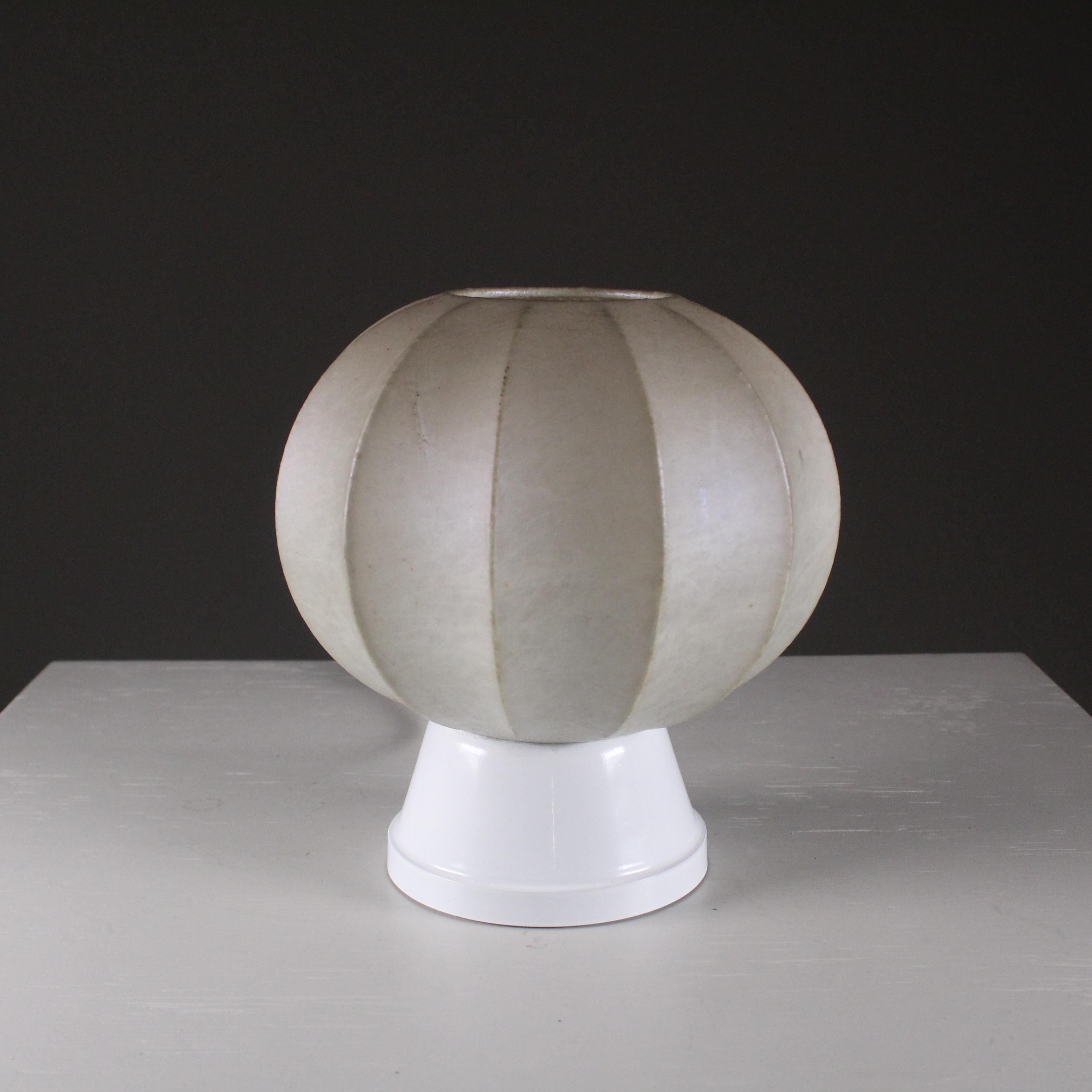 Condition:
Good
Materials:
Cocoon, Painted Metal
Epoca:
1970