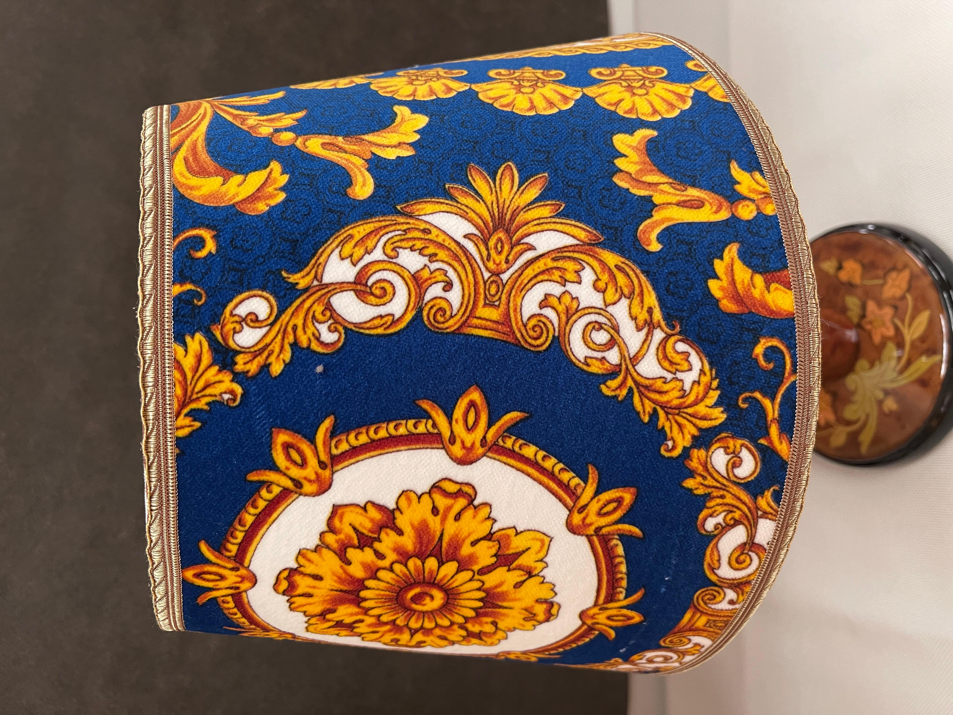 Tessuto Coppia di lampade da comodino vintage in stile classico italiano degli anni '70 in vendita