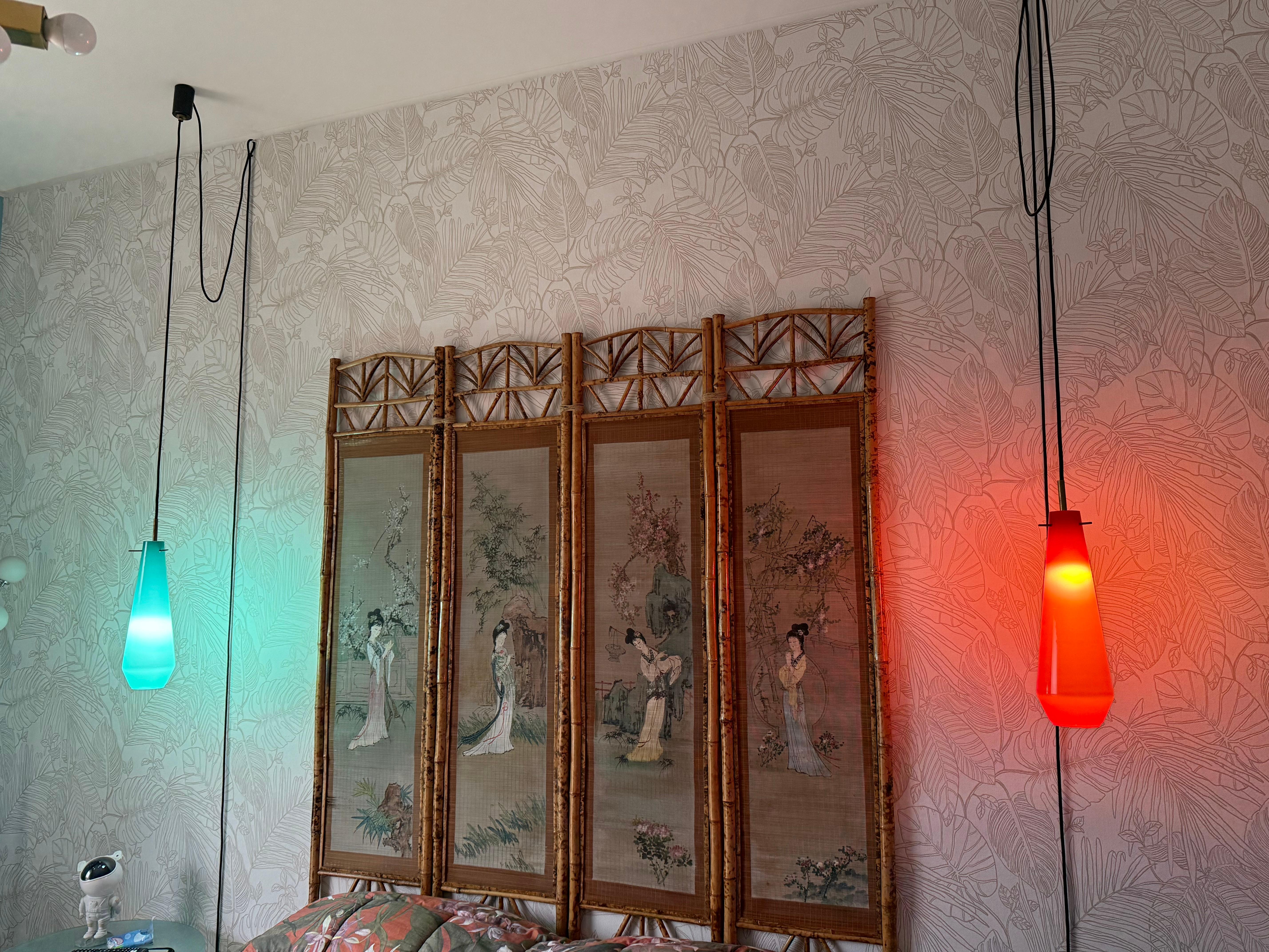 Mid-Century moderno Coppia di Lampade da muro da comodino pendenti Vistosi 1950 verde e rosso in vendita