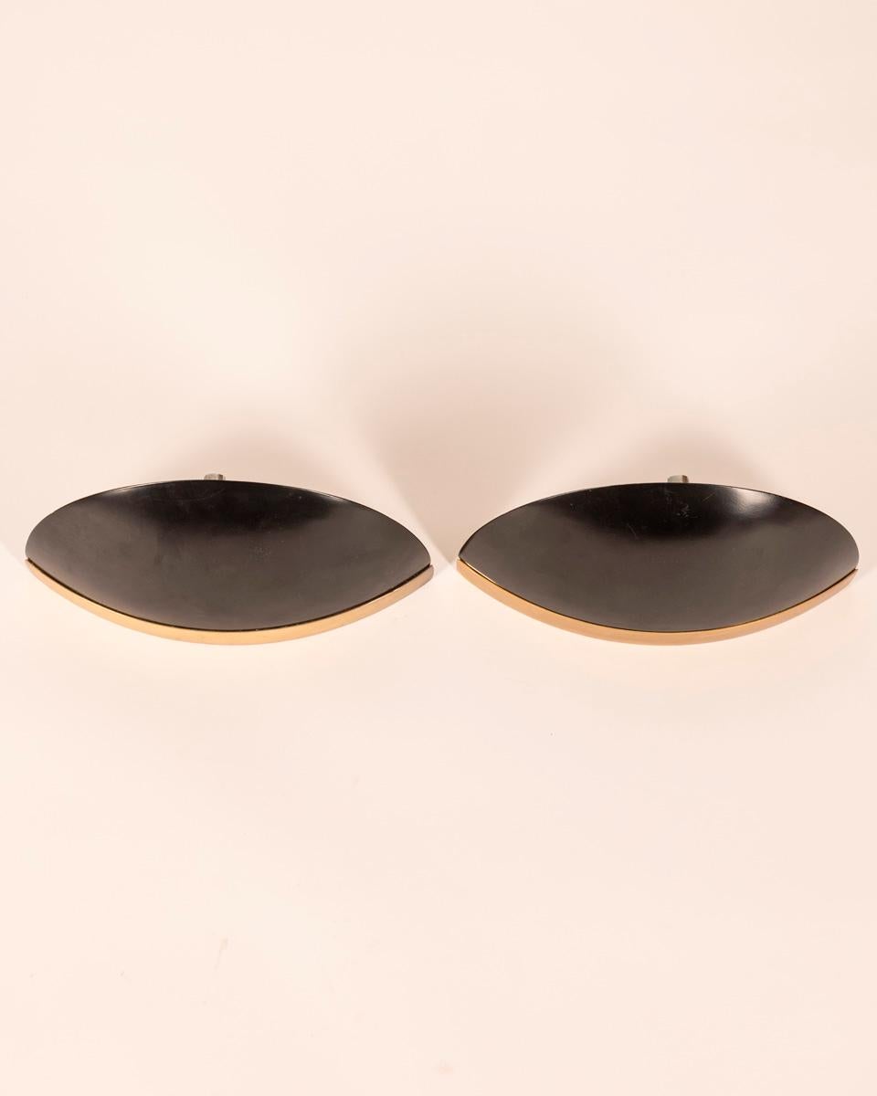 Paar Wandlampen aus schwarzem Metall mit vergoldeten Messingeinsätzen, italienisches Design, 1980er Jahre.

ZUSTAND: In gutem, funktionsfähigem Zustand, kann Gebrauchsspuren aufweisen.

ABMESSUNGEN: Höhe 17 cm; Breite 32 cm; Länge 7 cm;

MATERIAL: