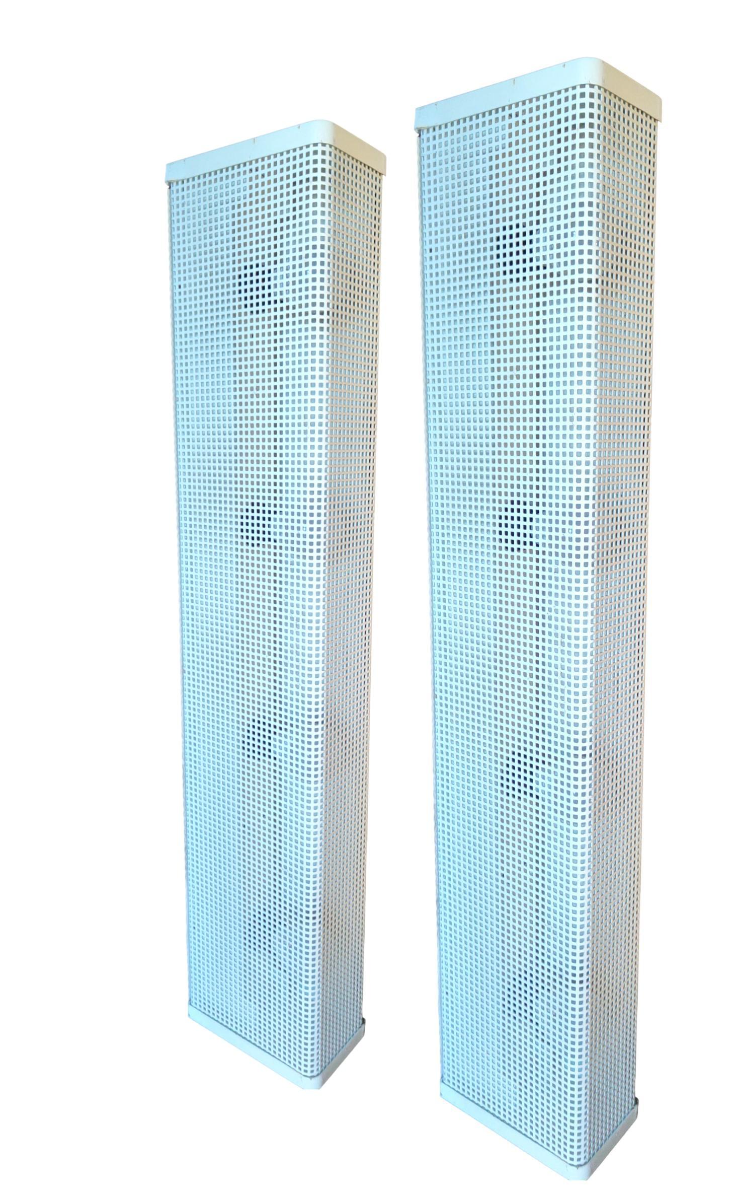 seltenes Paar von  originale lampen aus den 1970er jahren, wahrscheinlich von josef hoffmann entworfen, aus gelochtem weiß/beigem blech, bestückt mit 4 e14 lampenfassungen, die sowohl vertikal als auch horizontal aufgestellt werden können.
Sie