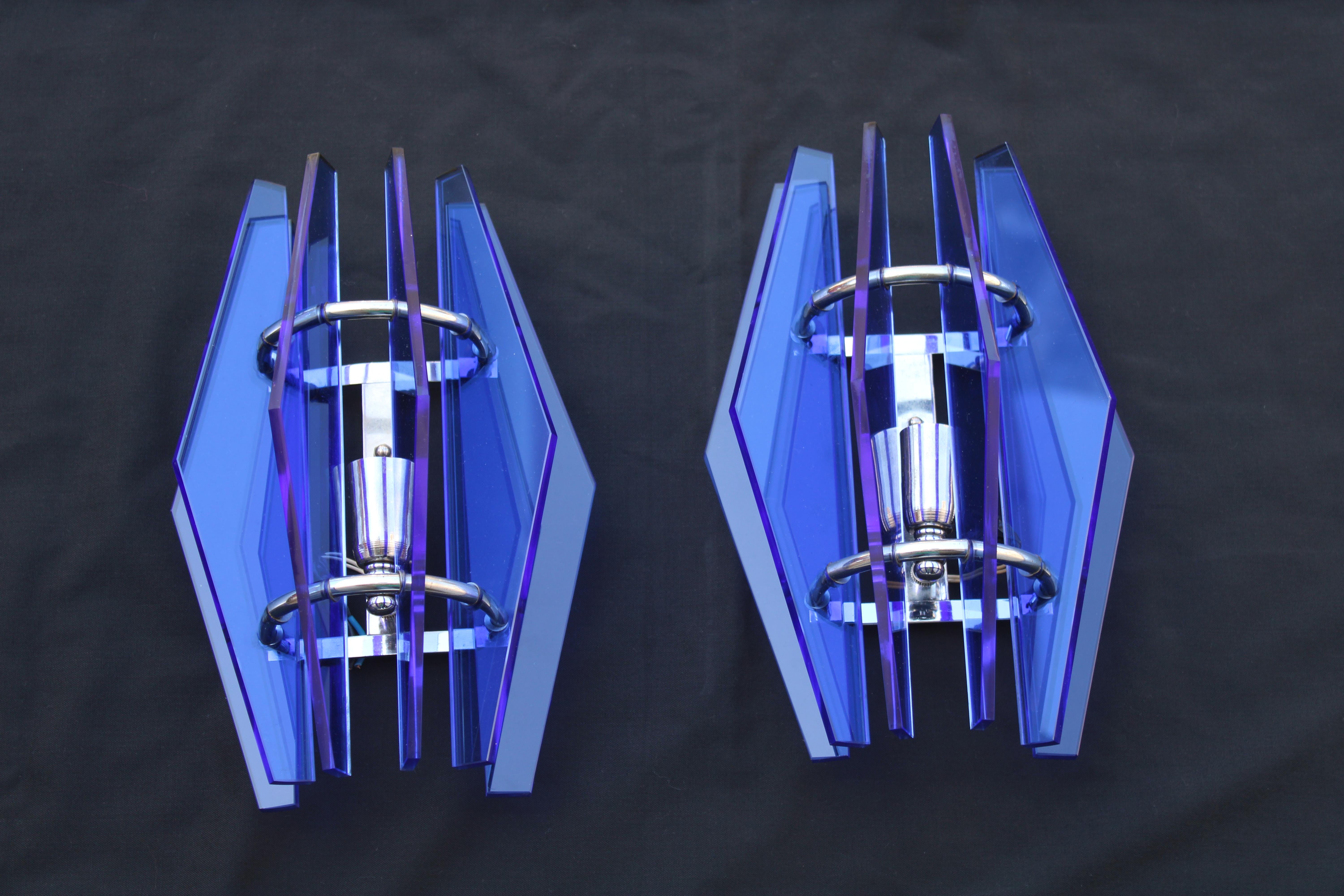 Coppia di lampade da muro moderne razionaliste di linee geometriche in Cristallo Blu cobalto Veca design 1960.
