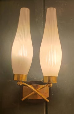Coppia di Lampade da Parete in Ottone e Vertro Opalino a Costine, Italia 1950s