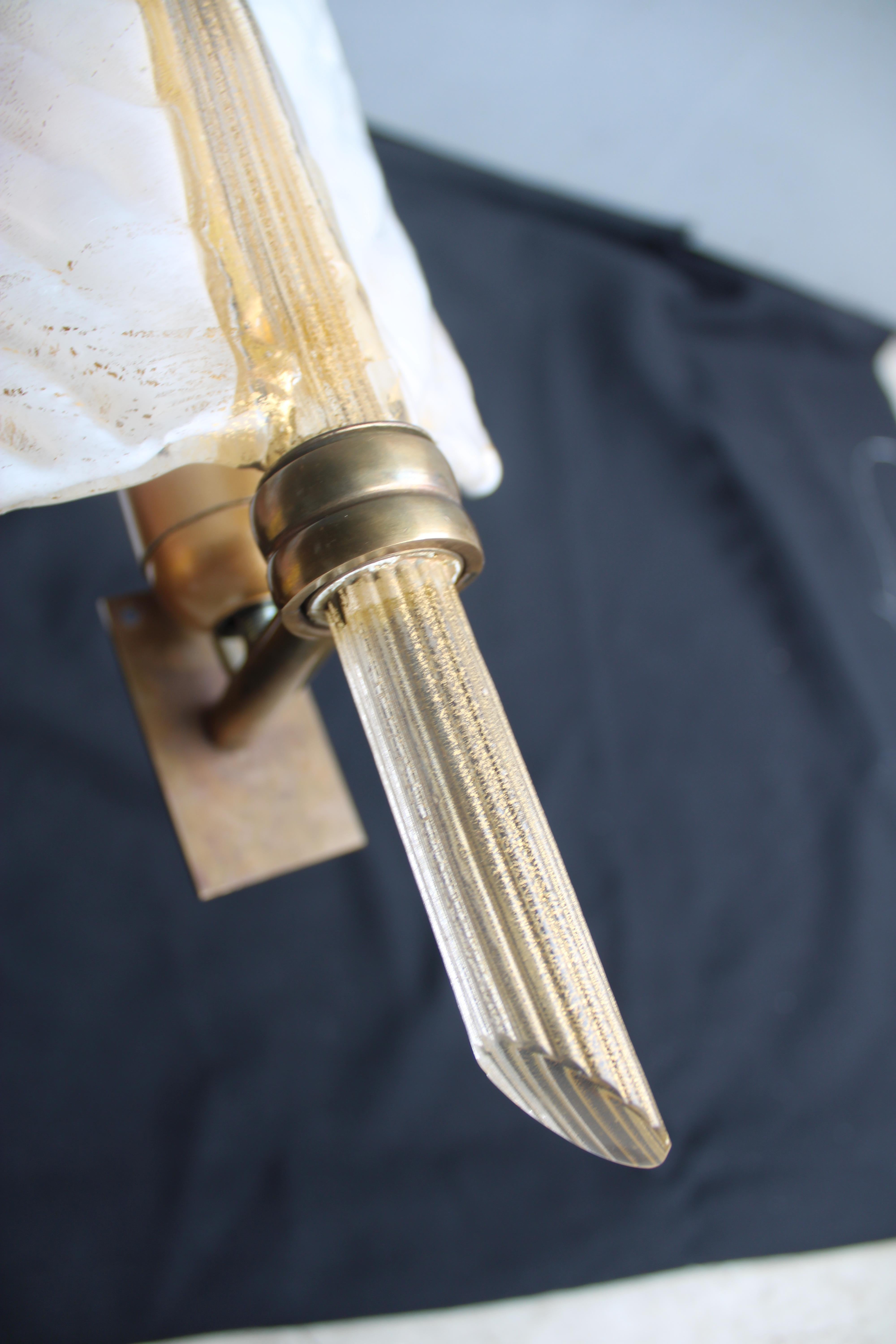 Coppia di lampade da Parete Seguso Foglie di Murano bianche e polvere oro 1950s en vente 3