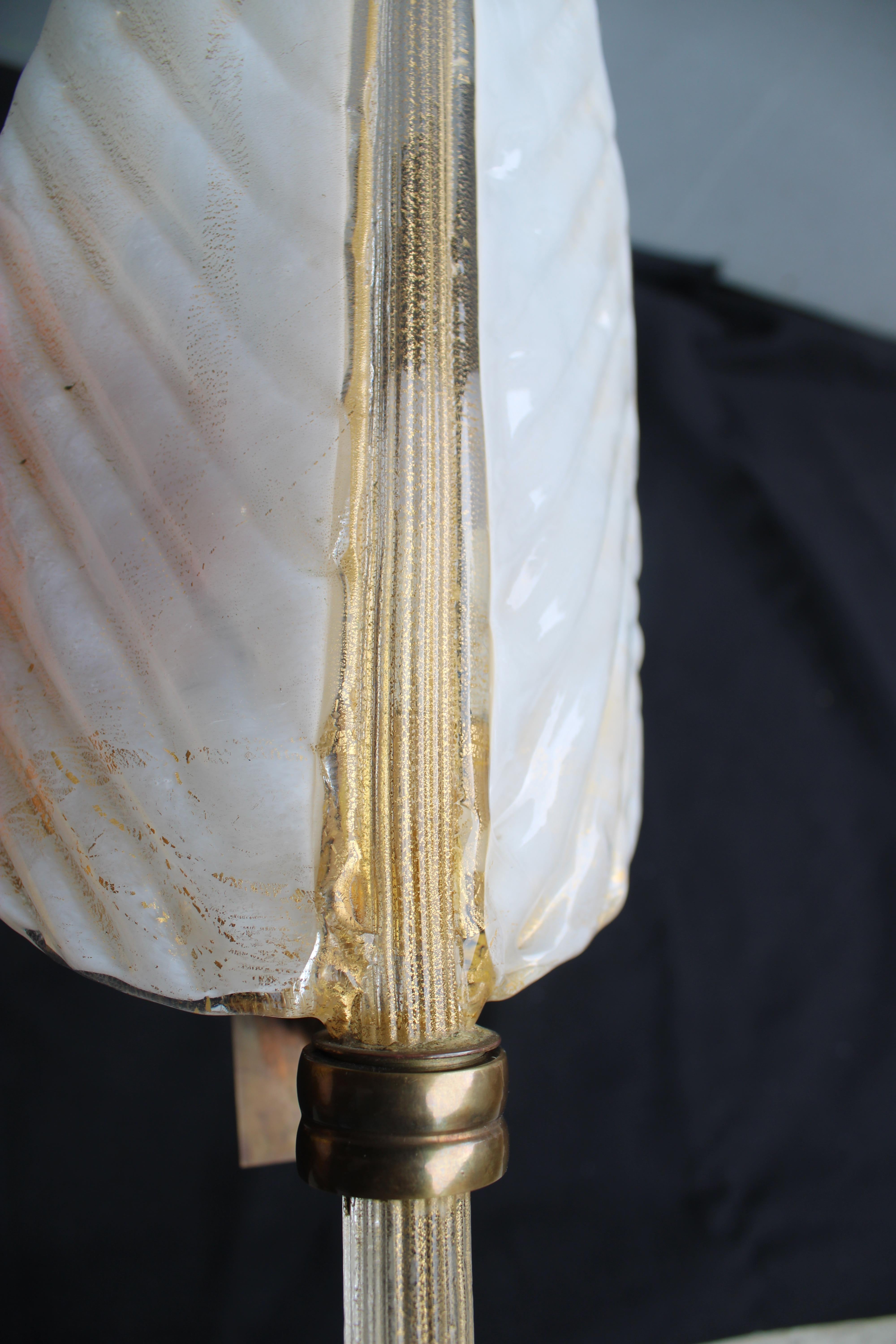 Coppia di lampade da Parete Seguso Foglie di Murano bianche e polvere oro 1950s en vente 4