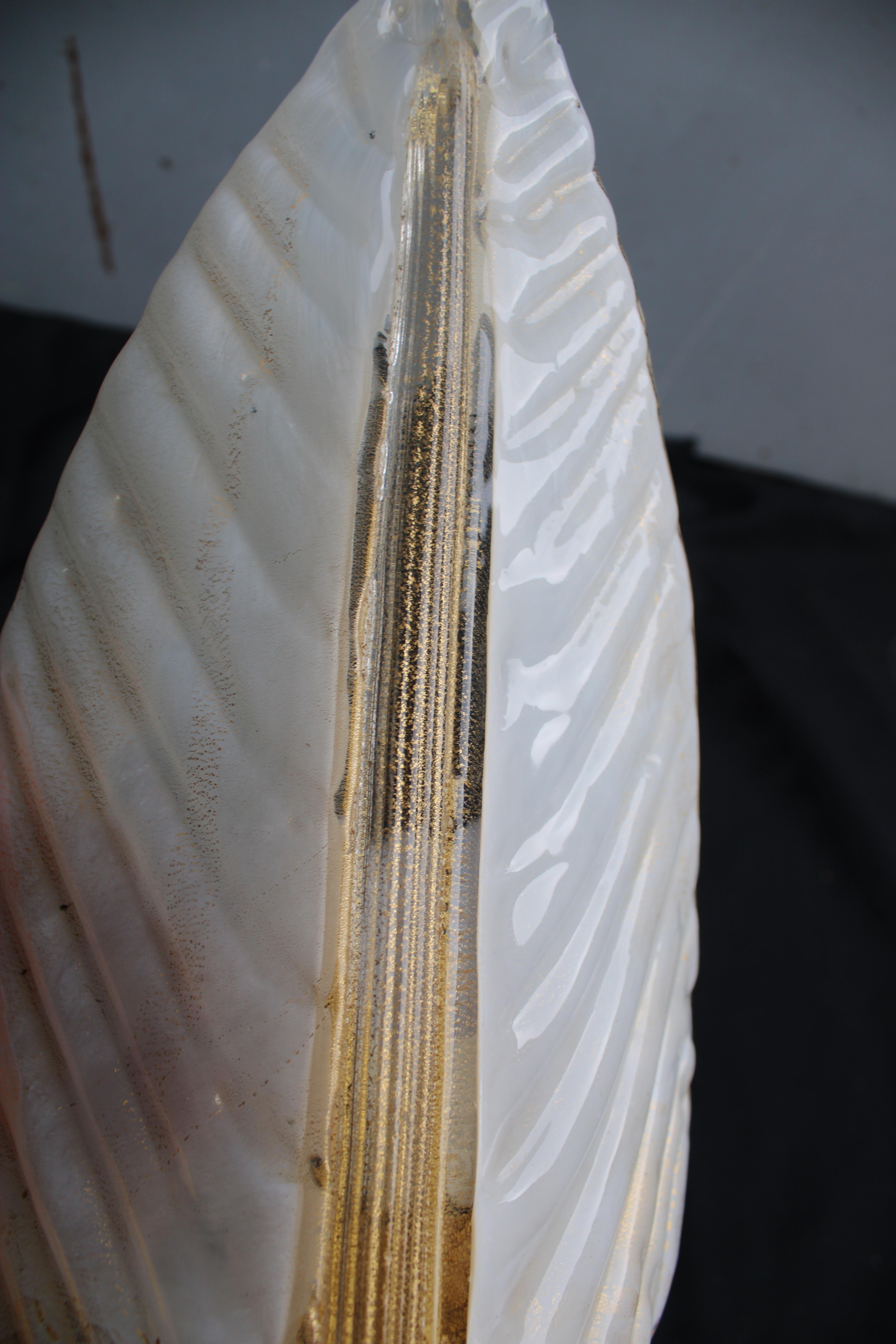 Coppia di lampade da Parete Seguso Foglie di Murano bianche e polvere oro 1950s en vente 5