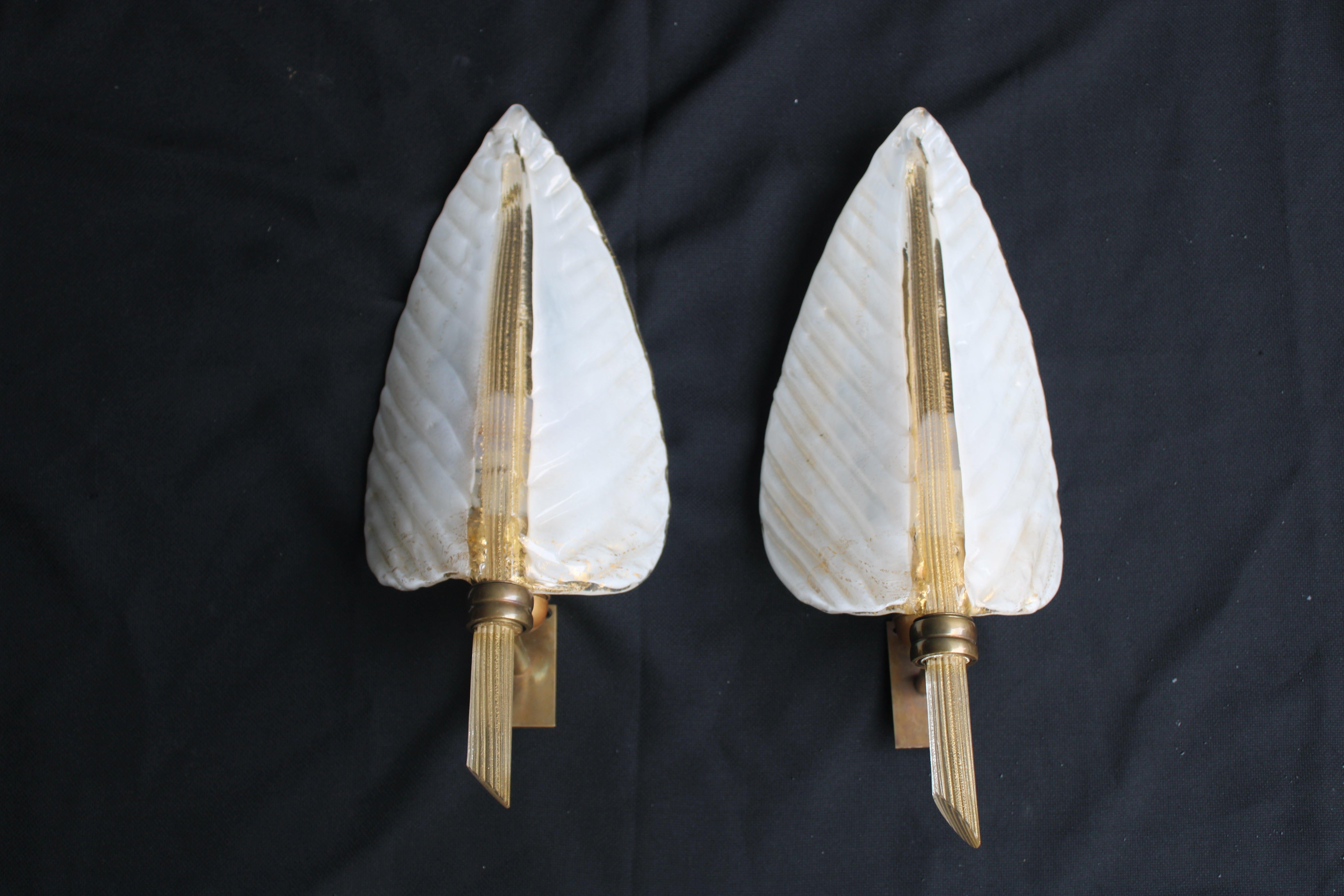 Coppia di Eleganti di Applique a forma di Foglia in vetro di Murano bianco e polvere oro, struttura in ottone.