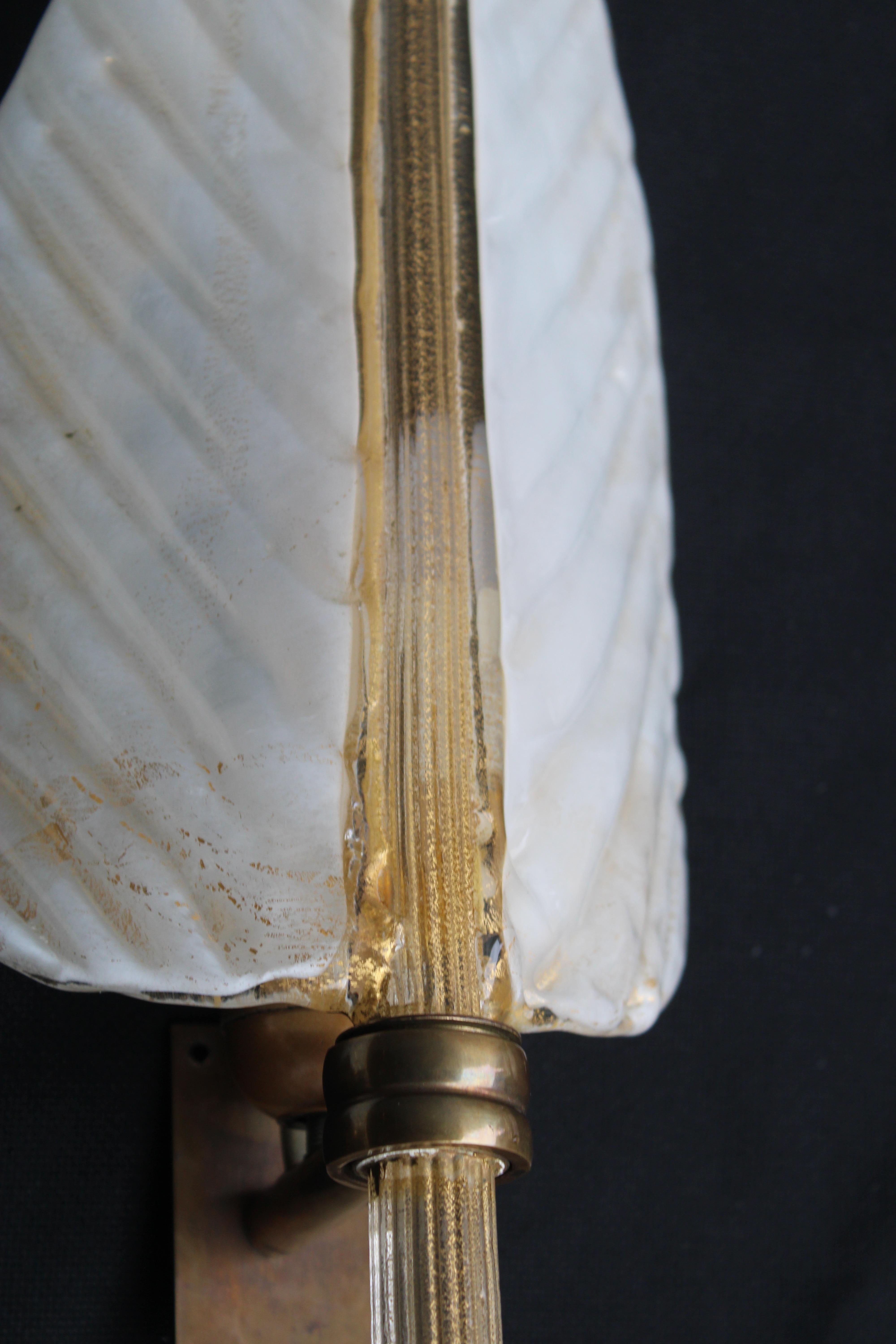 Mid-Century Modern Coppia di lampade da Parete Seguso Foglie di Murano bianche e polvere oro 1950s en vente