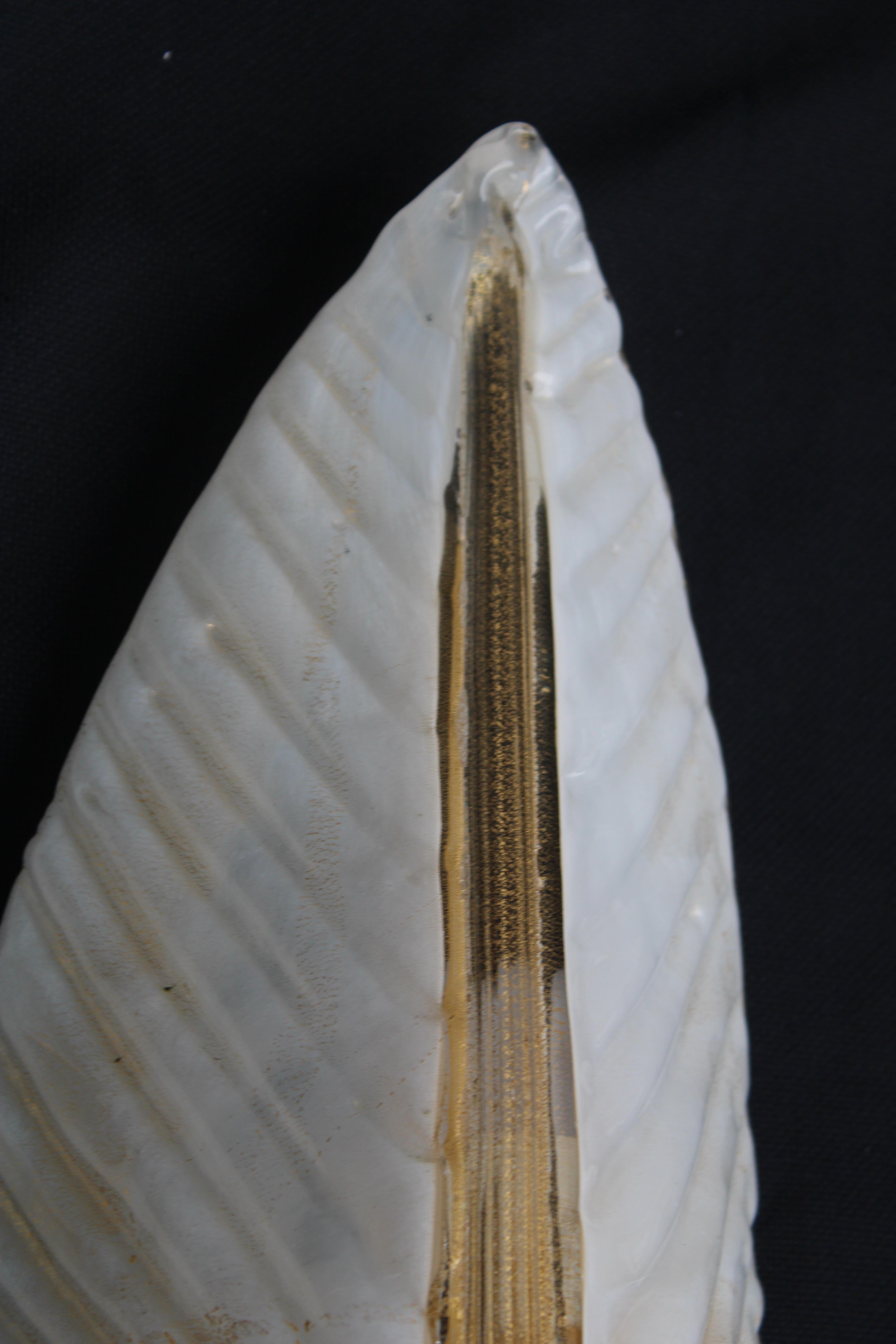 italien Coppia di lampade da Parete Seguso Foglie di Murano bianche e polvere oro 1950s en vente