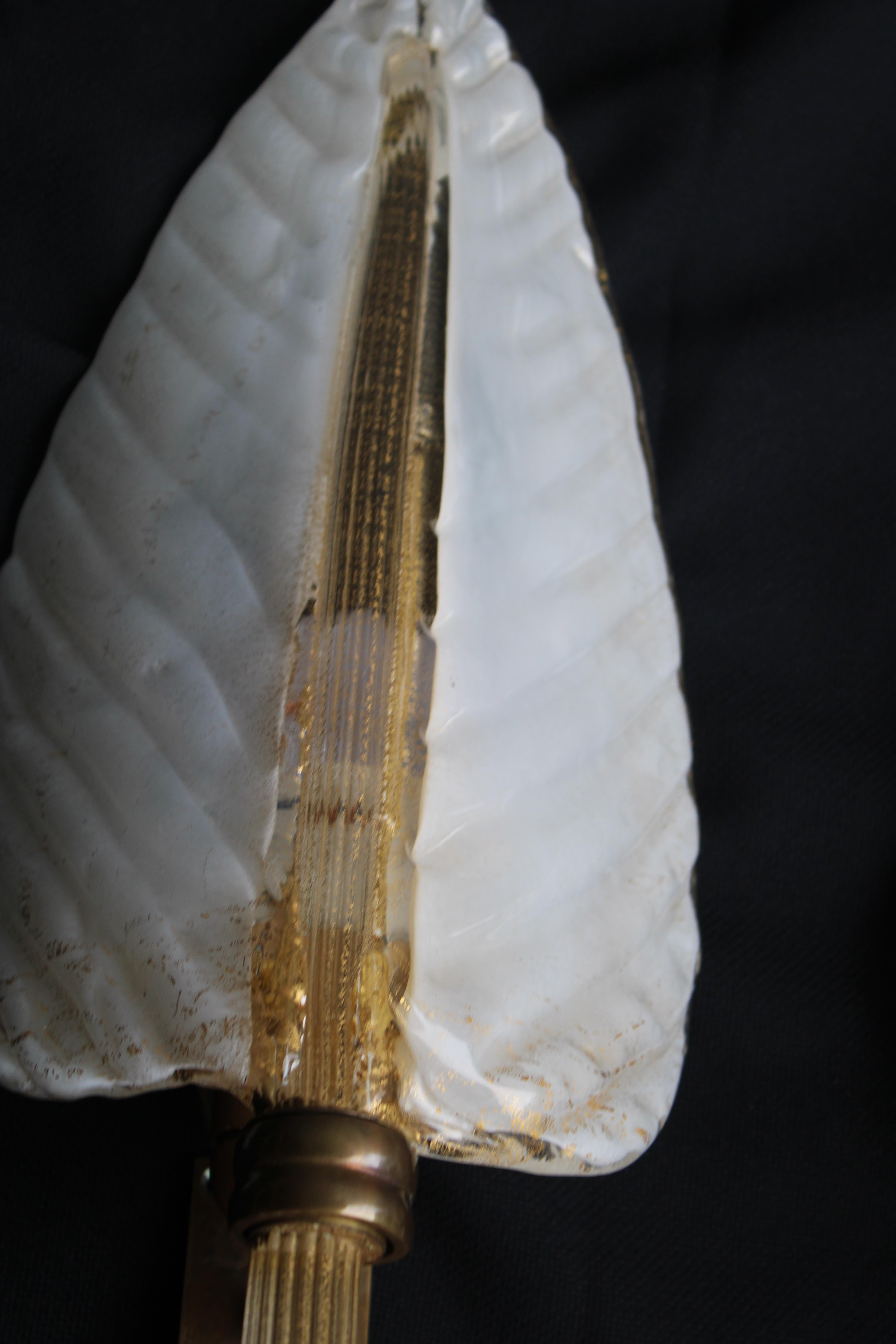 Coppia di lampade da Parete Seguso Foglie di Murano bianche e polvere oro 1950s Bon état - En vente à Palermo, Sicily