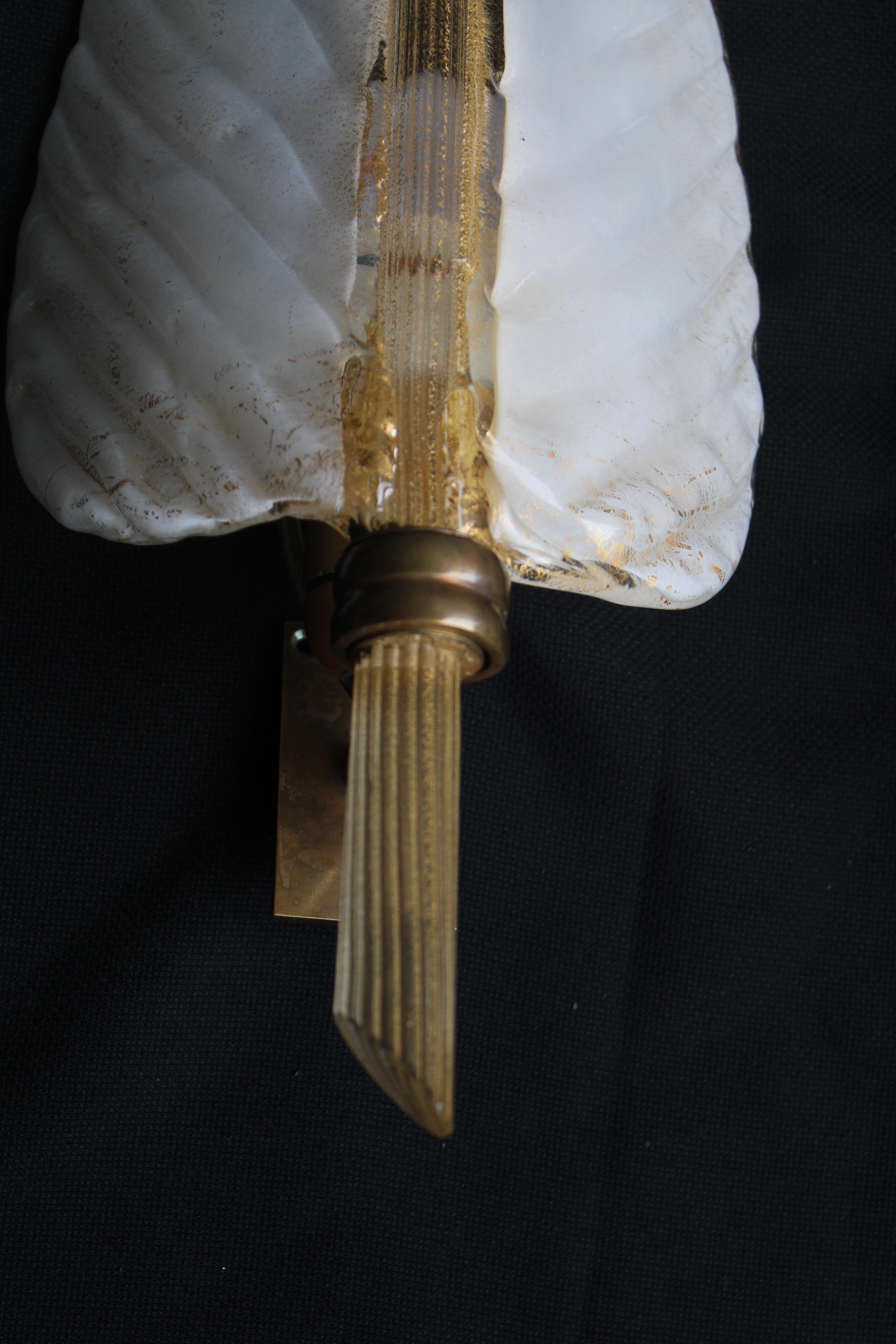 Milieu du XXe siècle Coppia di lampade da Parete Seguso Foglie di Murano bianche e polvere oro 1950s en vente