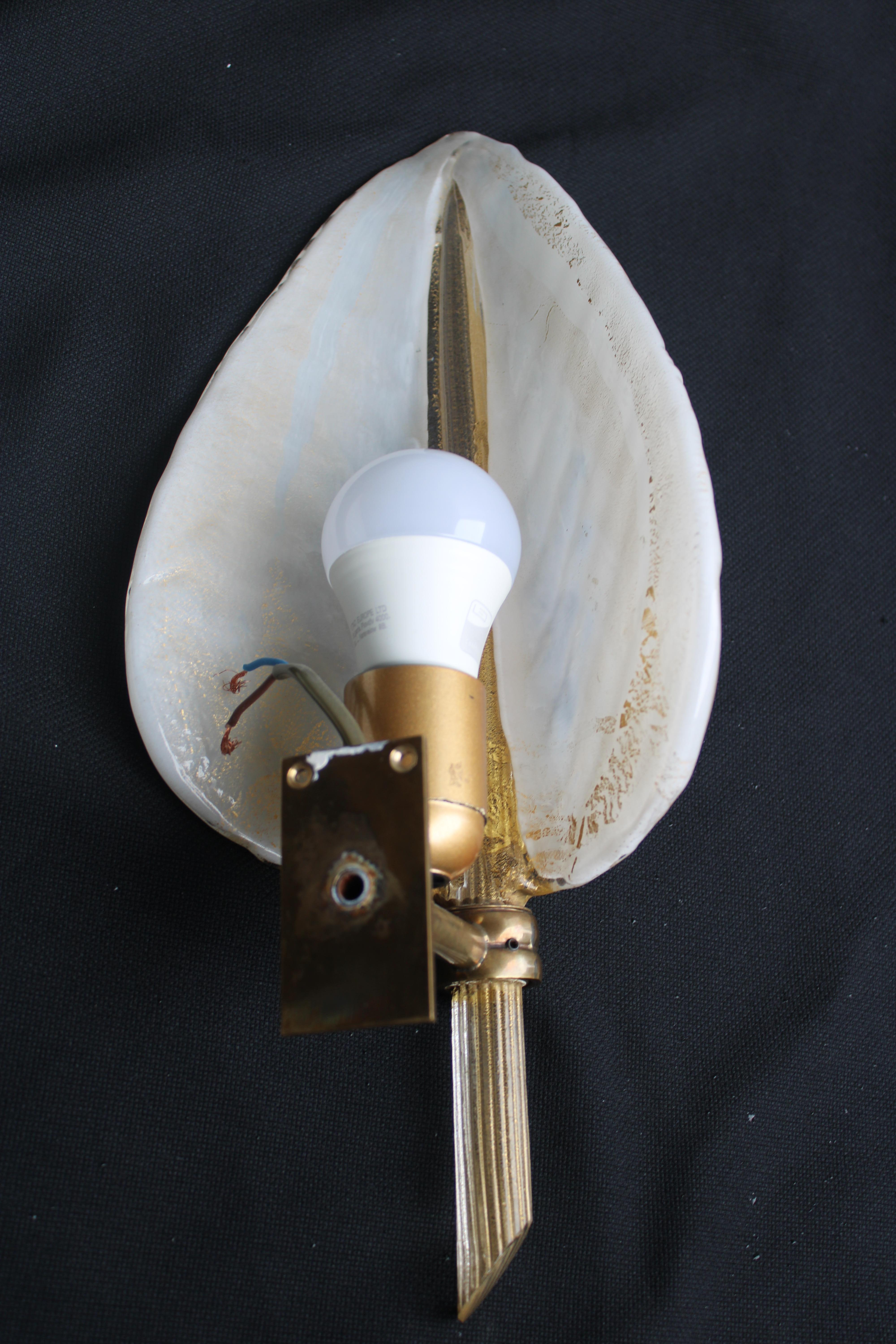 Laiton Coppia di lampade da Parete Seguso Foglie di Murano bianche e polvere oro 1950s en vente