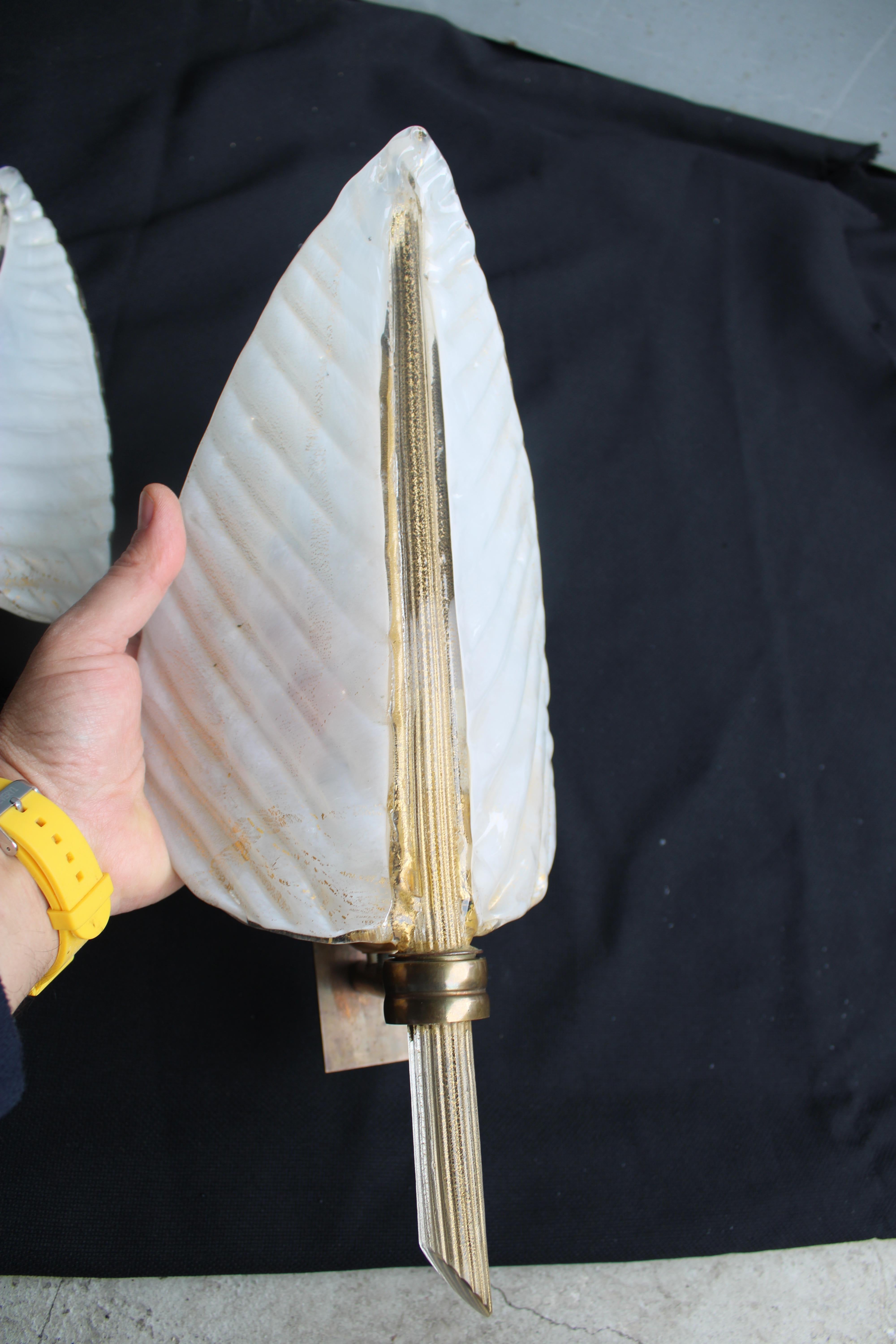 Coppia di lampade da Parete Seguso Foglie di Murano bianche e polvere oro 1950s en vente 1