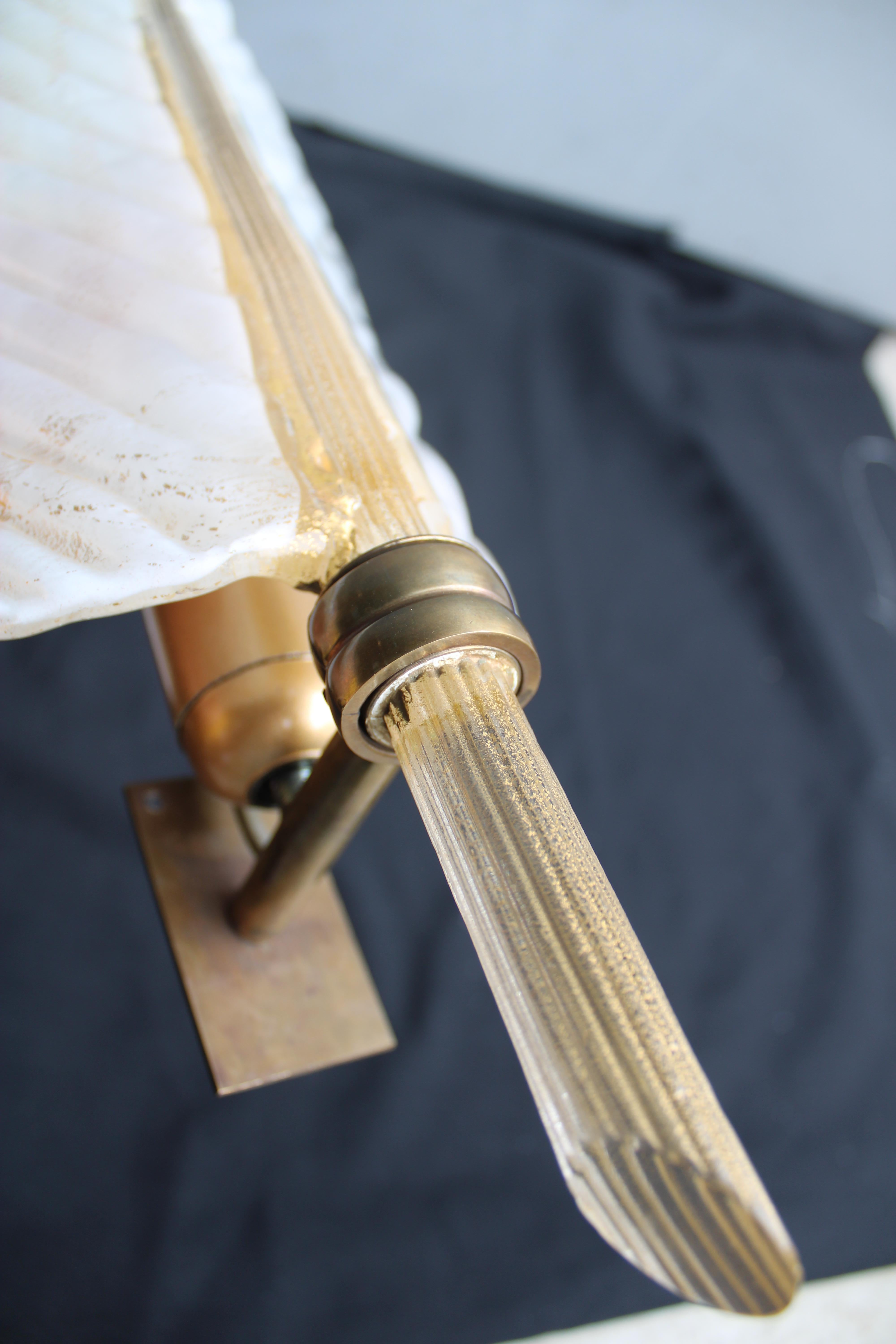 Coppia di lampade da Parete Seguso Foglie di Murano bianche e polvere oro 1950s en vente 2