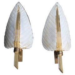 Coppia di lampade da Parete Seguso Foglie di Murano bianche e polvere oro 1950s
