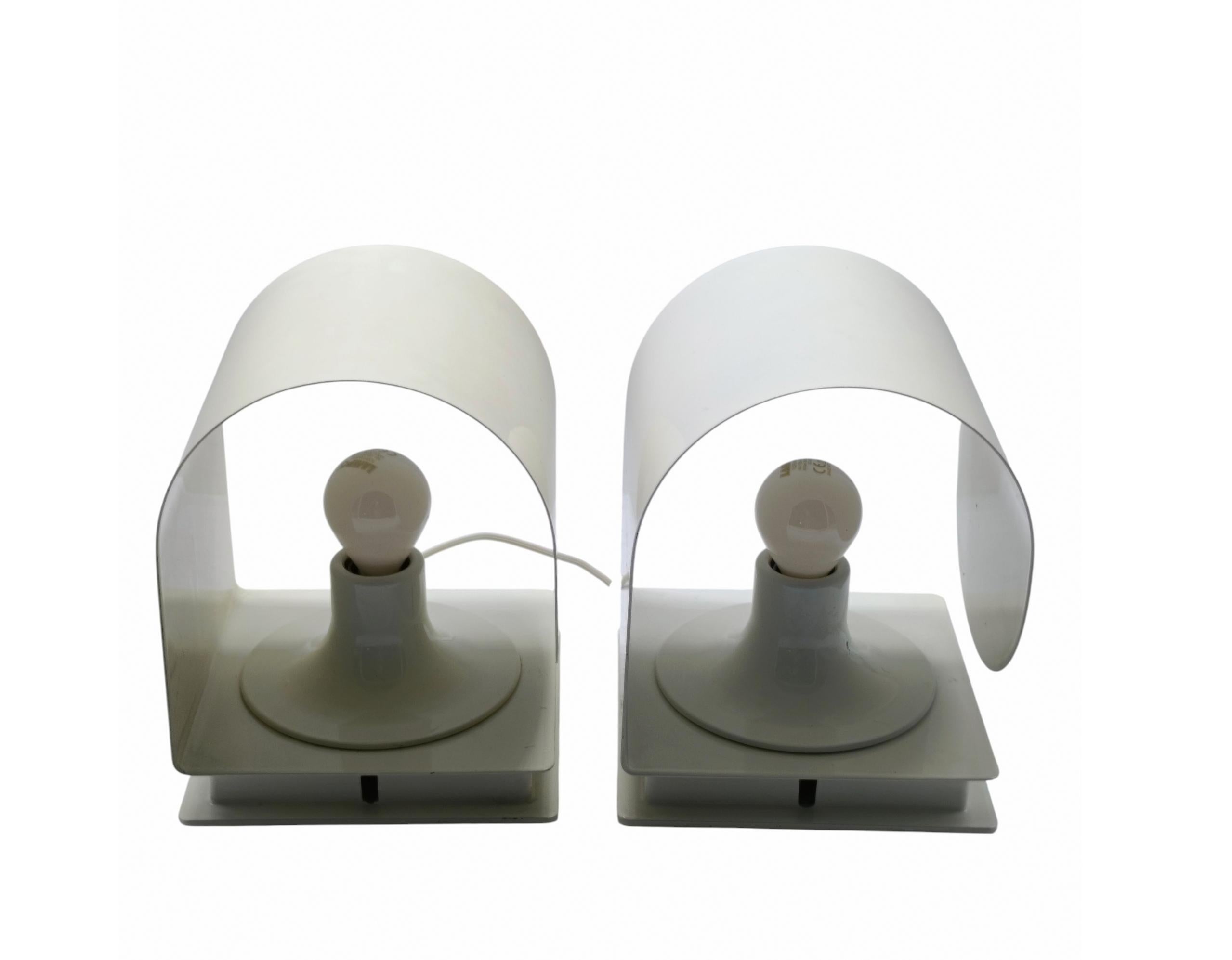 Coppia di applique in metallo bianco a forma curva, stile Spage Age, anni 70, Italia.
Le Lampade hanno un design molto elegante e minimale e sono in ottime condizioni
Queste lampade funzionano con lampadine standard E27.
Cablate e adatte all'uso in