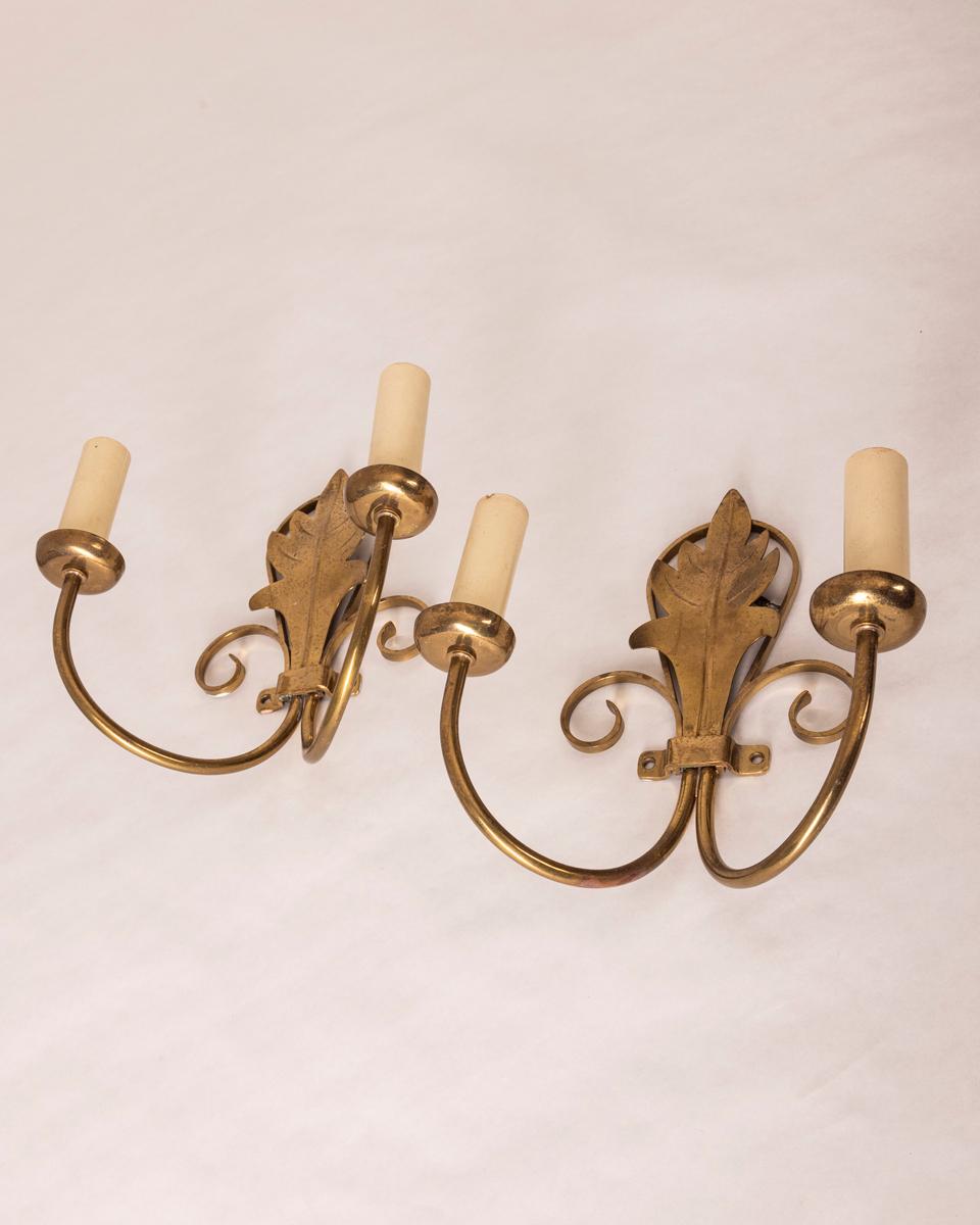 pair of vintage 1960s brass gilded wall lamps Italian design In Good Condition For Sale In None, IT