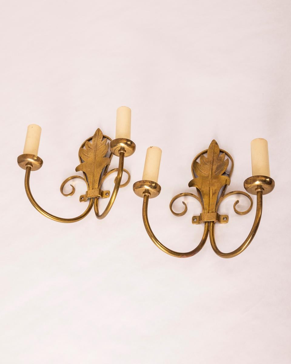 Mid-20th Century pair of vintage 1960s brass gilded wall lamps Italian design For Sale