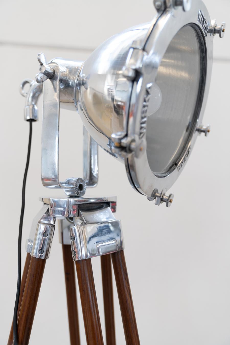 Paar nautische Projektor-Stativ-Stehlampen WISKA hohes Holz  im Angebot 3