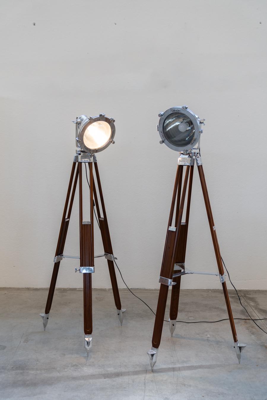 Paar nautische Projektor-Stativ-Stehlampen WISKA hohes Holz  im Angebot 5