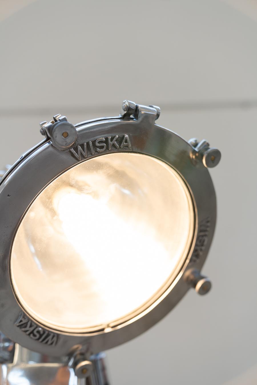 Paar nautische Projektor-Stativ-Stehlampen WISKA hohes Holz  im Angebot 6
