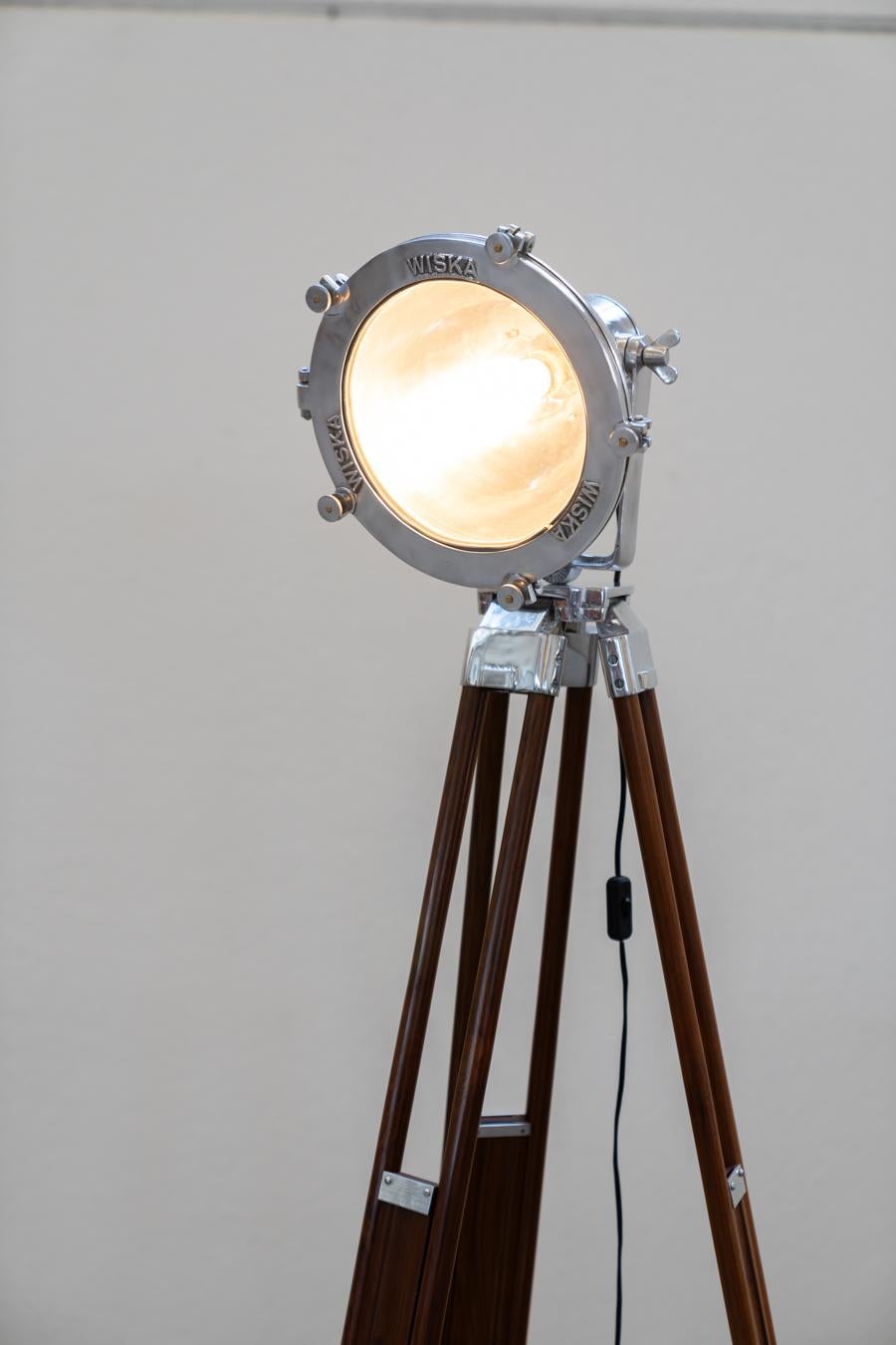 Paar nautische Projektor-Stativ-Stehlampen WISKA hohes Holz  im Angebot 10