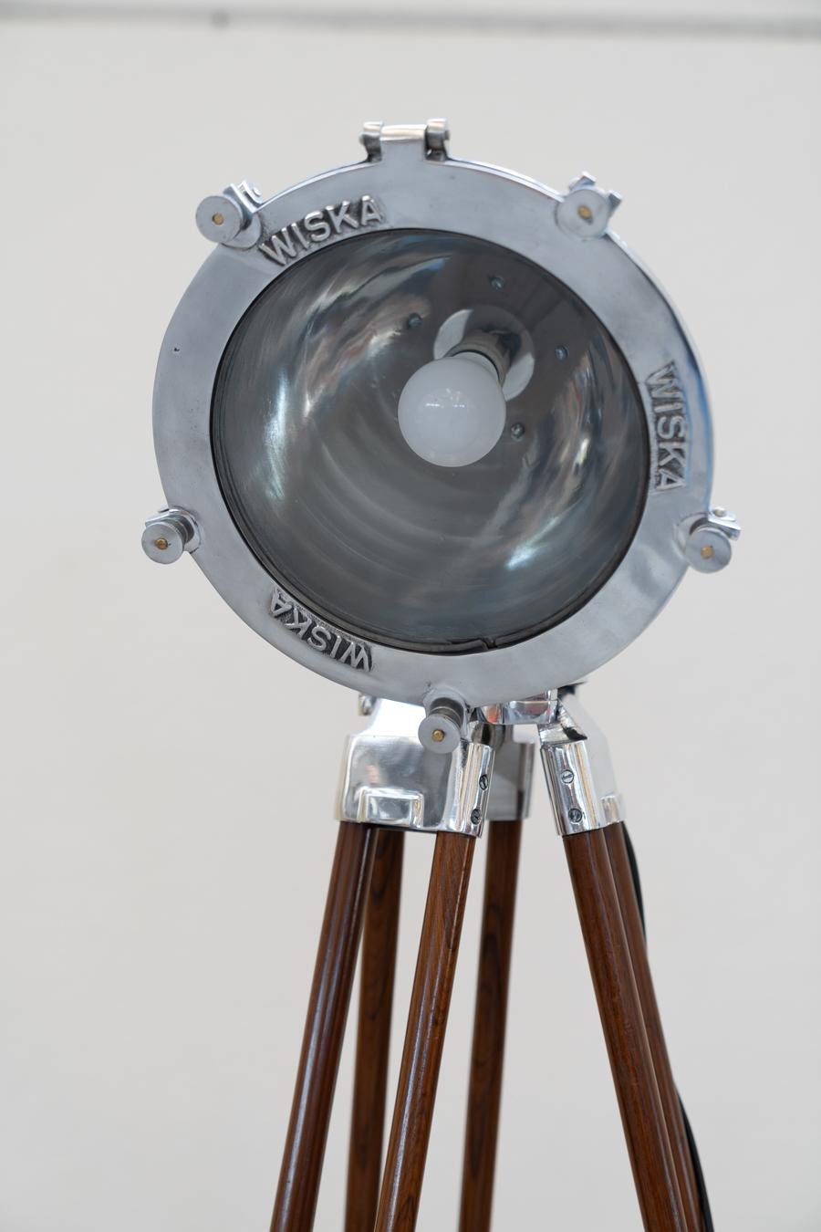 Paar nautische Projektor-Stativ-Stehlampen WISKA hohes Holz  (Italian) im Angebot