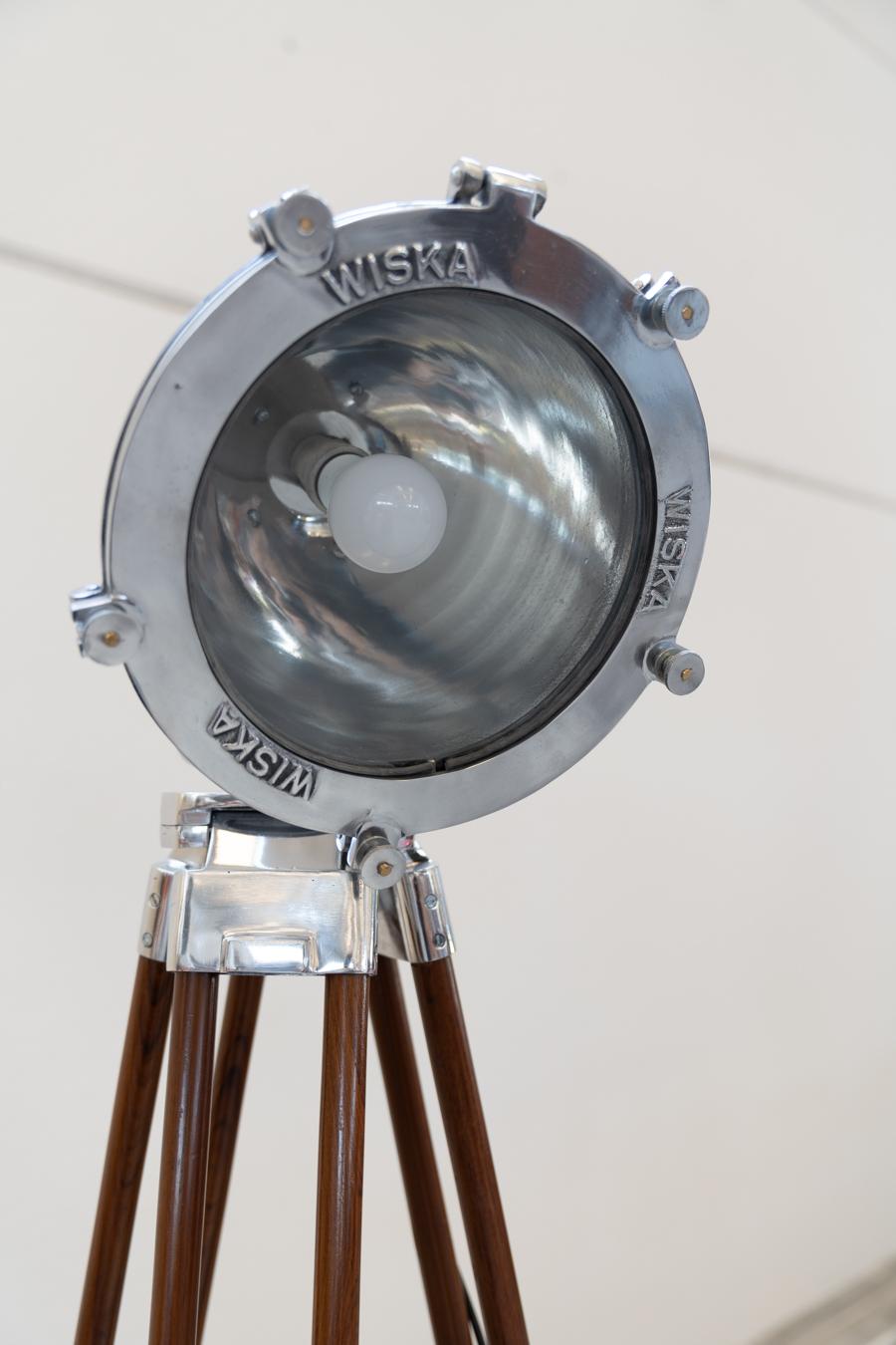 Paar nautische Projektor-Stativ-Stehlampen WISKA hohes Holz  im Angebot 2