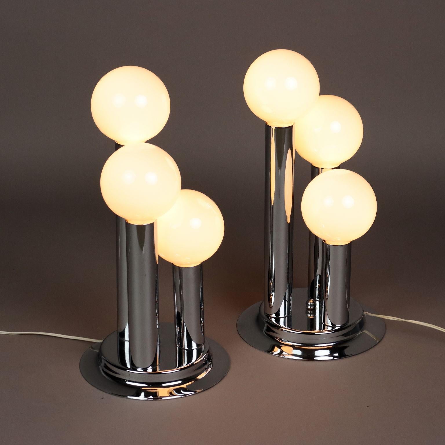Lampade, metallo cromato, diffusori in vetro bianco. Buone condizioni.