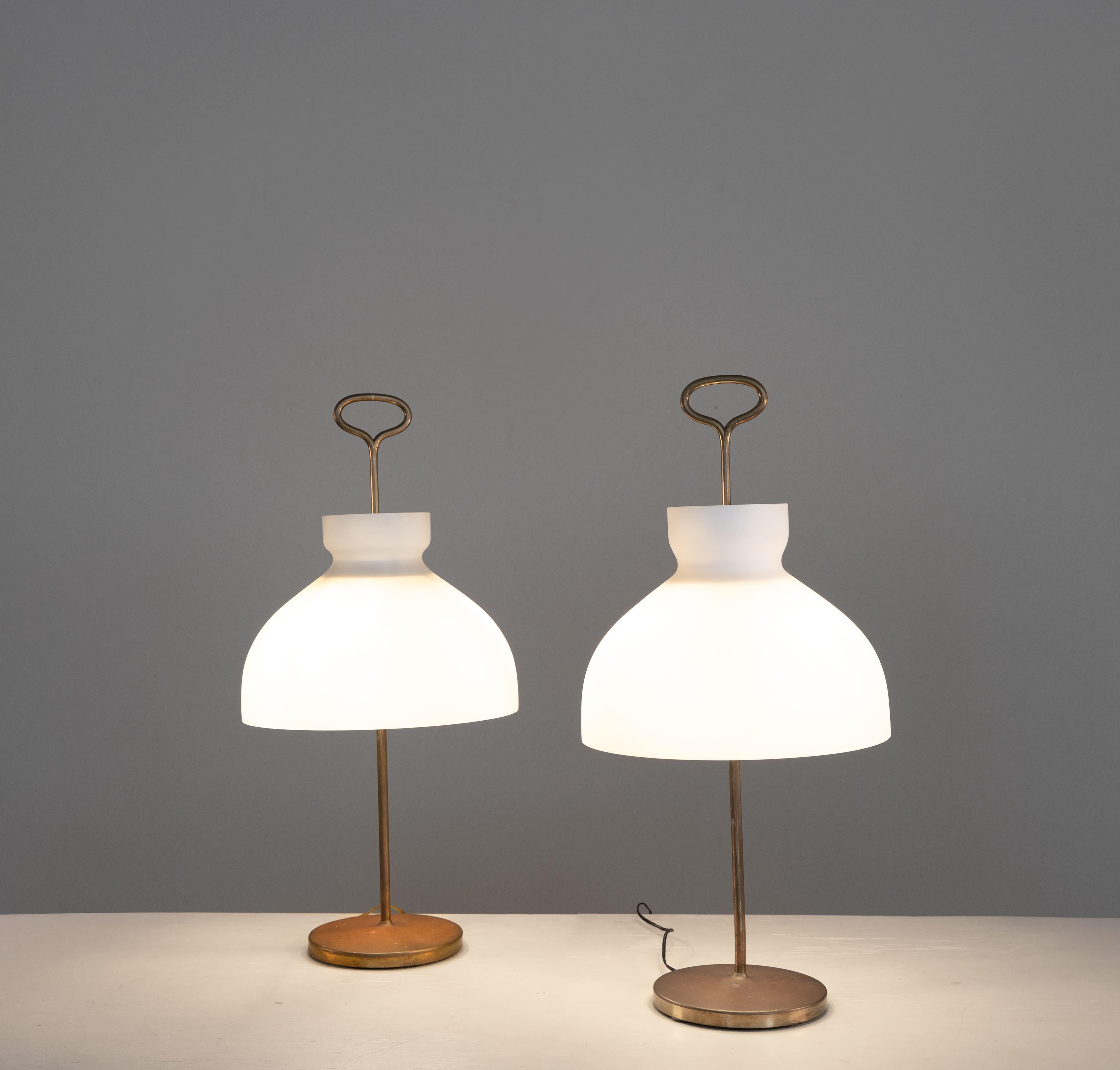 Arenzano table lamp, design by Ignazio Gardella for Azucena, Italy, 1965. Designed in 1956 and named after the Ligurian town where Gardella made several buildings, this lamp is a fine example of his style. In good overall condition with original