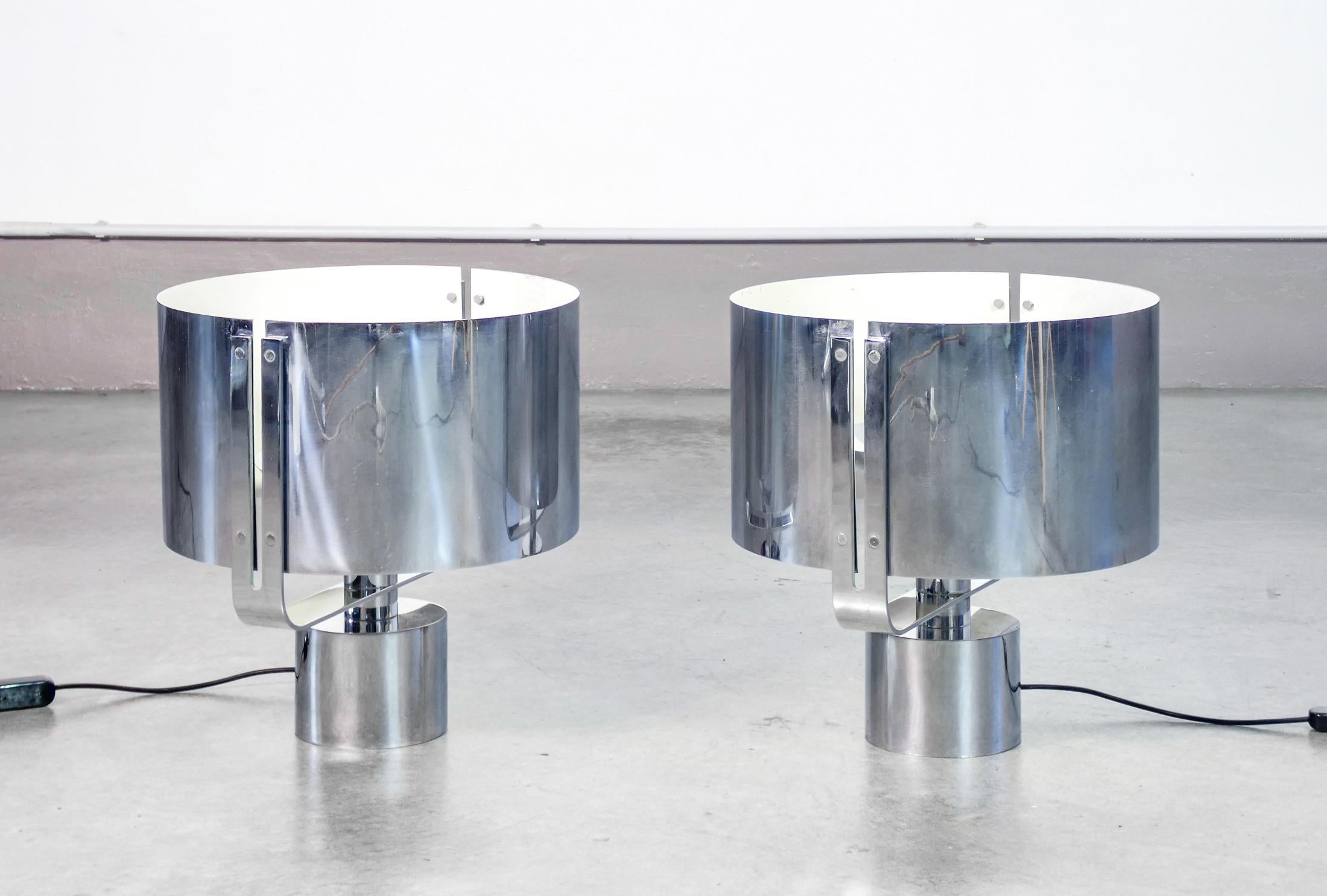 French Paire de lampes de table, design Jacques QUINET, en métal chromé. 1970s en vente