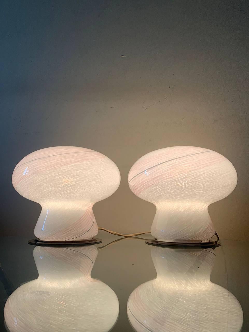Pilzförmige Lampen aus rosa Muranoglas mit weißen und grauen Verzierungen, paarweise erhältlich.
In gutem und funktionierendem Zustand wie auf den Fotos und im Video 