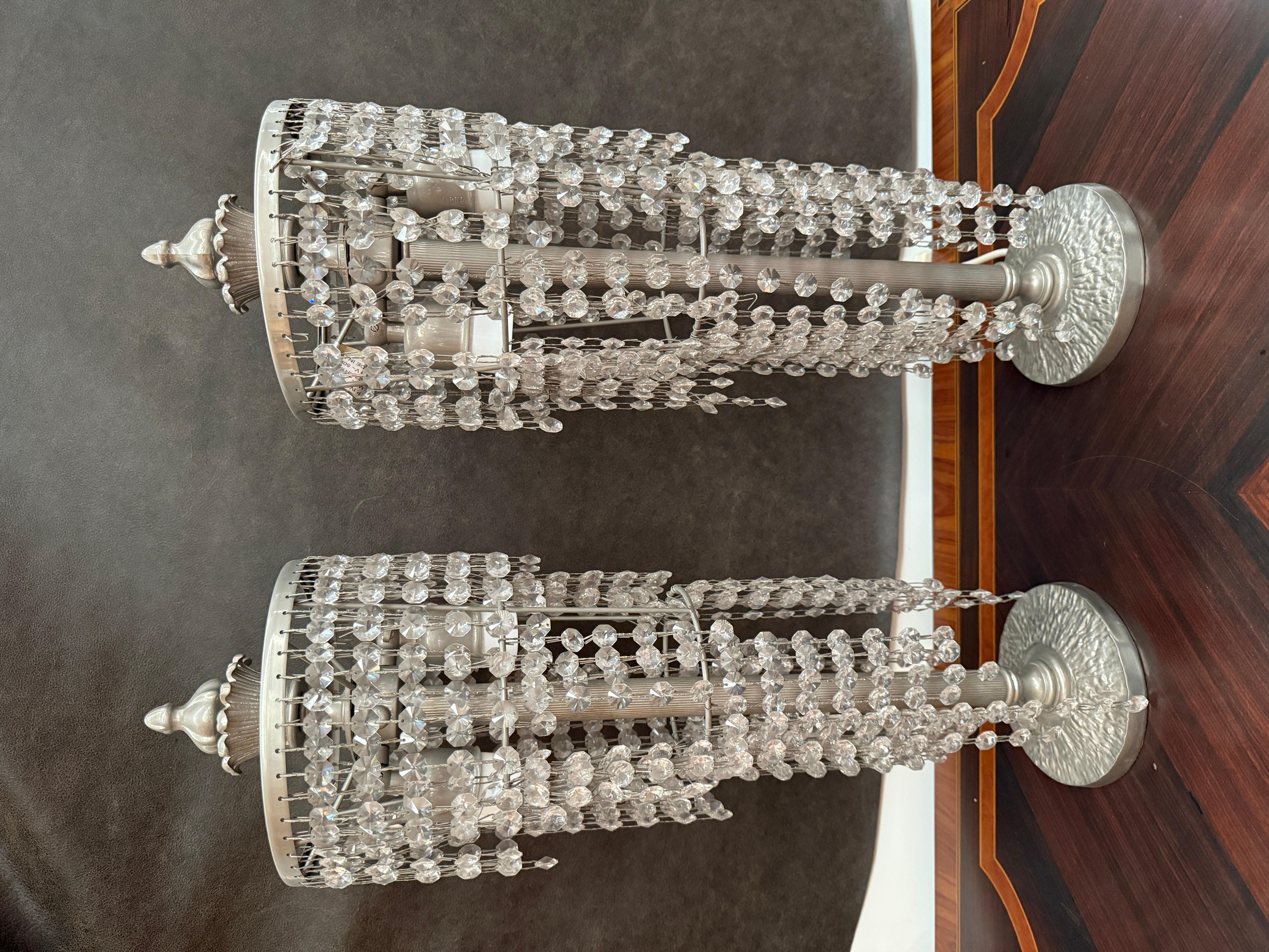 Pareja de elegantes lámparas de mesa de estilo clásico, adornadas con cadenas de cristal