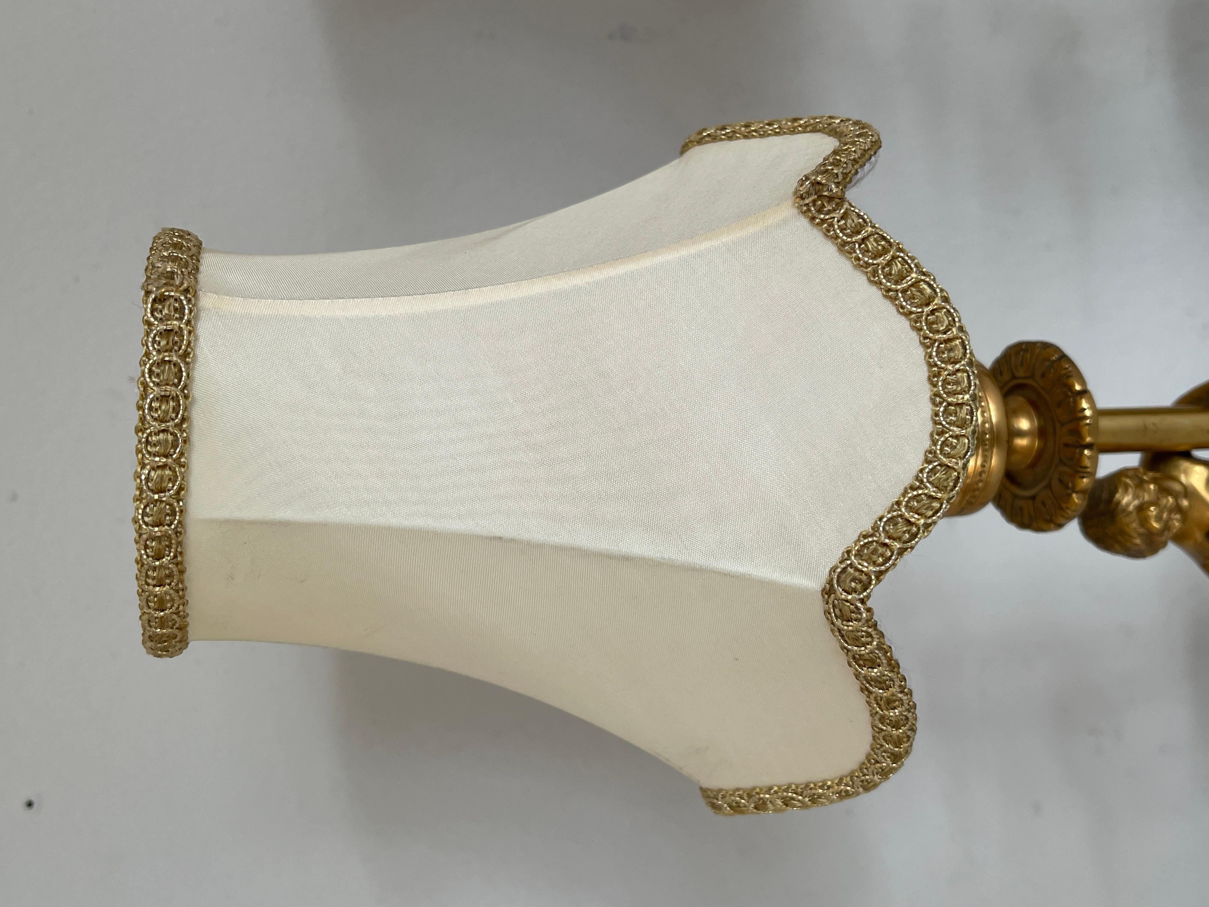 Bronze Coppia di lampade da tavolo francesi a forma di putti degli anni '50 For Sale