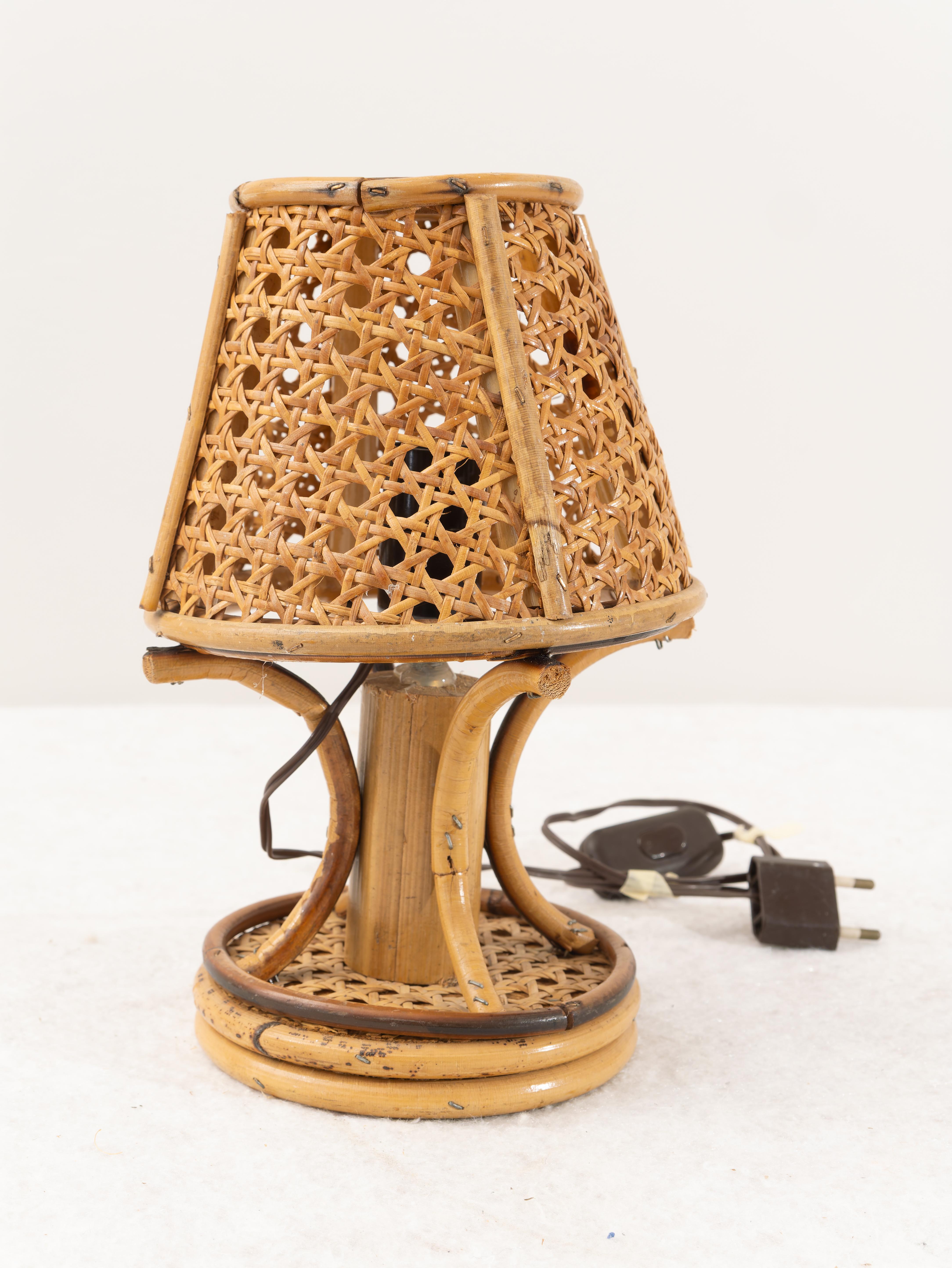 Pareja de lámparas de mesa de bambú, ratán y paja de Viena, Made in Italy, 1960. 
Fabuloso par de lámparas de sobremesa hechas totalmente de bambú, ratán y paja de Viena. Estas encantadoras lámparas se fabricaron en Italia en la década de 1960
