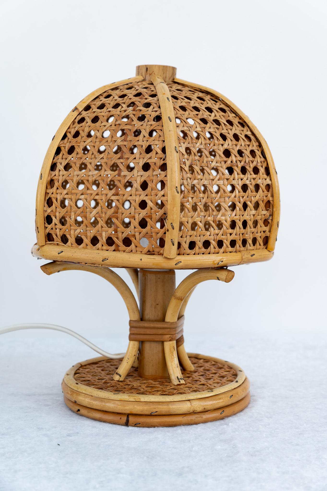 Pareja de lámparas de mesa de bambú, ratán y paja de Viena, Made in Italy, 1960.
Fabuloso par de lámparas de sobremesa hechas totalmente de bambú, ratán y paja de Viena. Estas encantadoras lámparas se fabricaron en Italia en la década de 1960