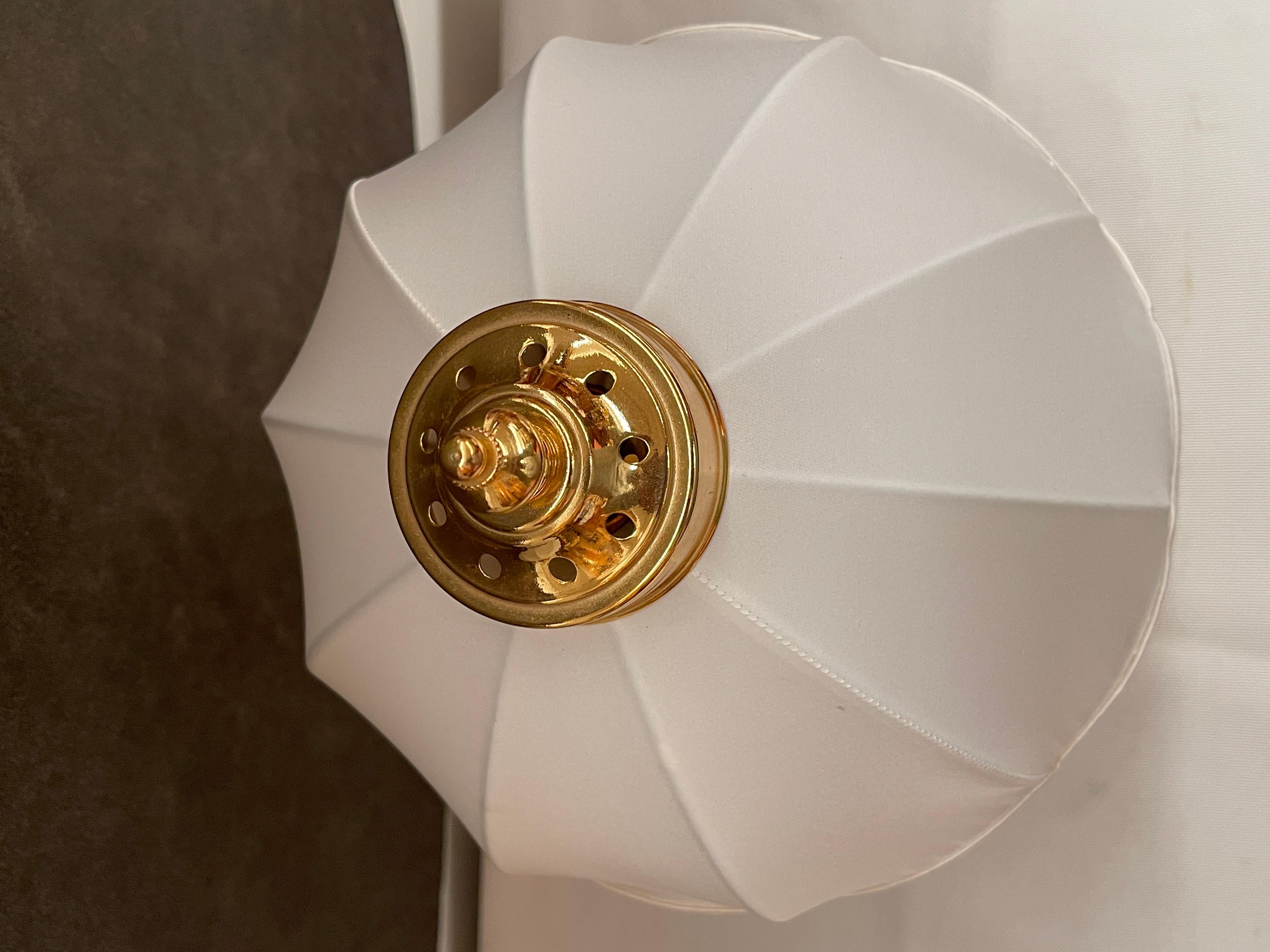 Coppia di lampade da tavolo in ottone e tessuto in stile classico italiano in vendita 3