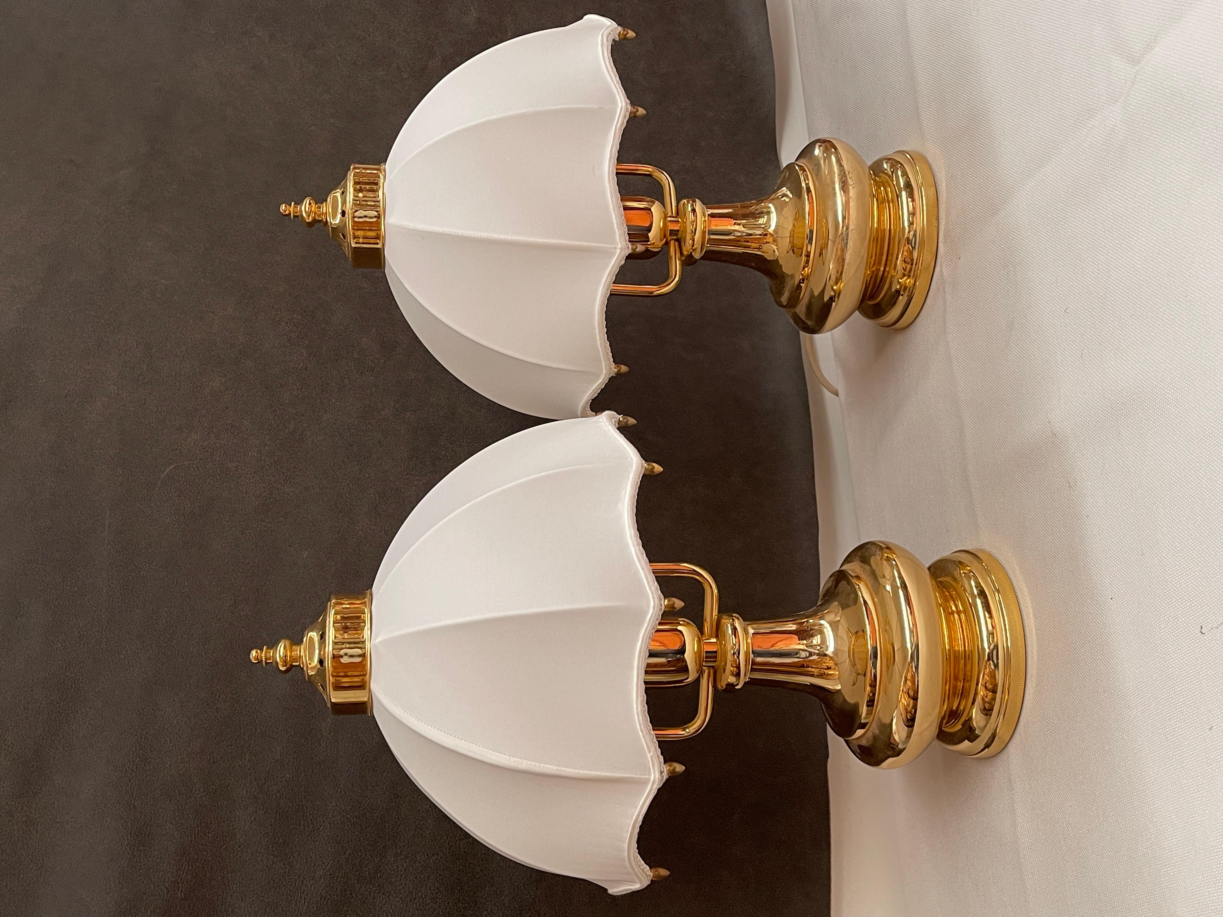Coppia di lampade da tavolo in ottone e tessuto in stile classico italiano in vendita 4
