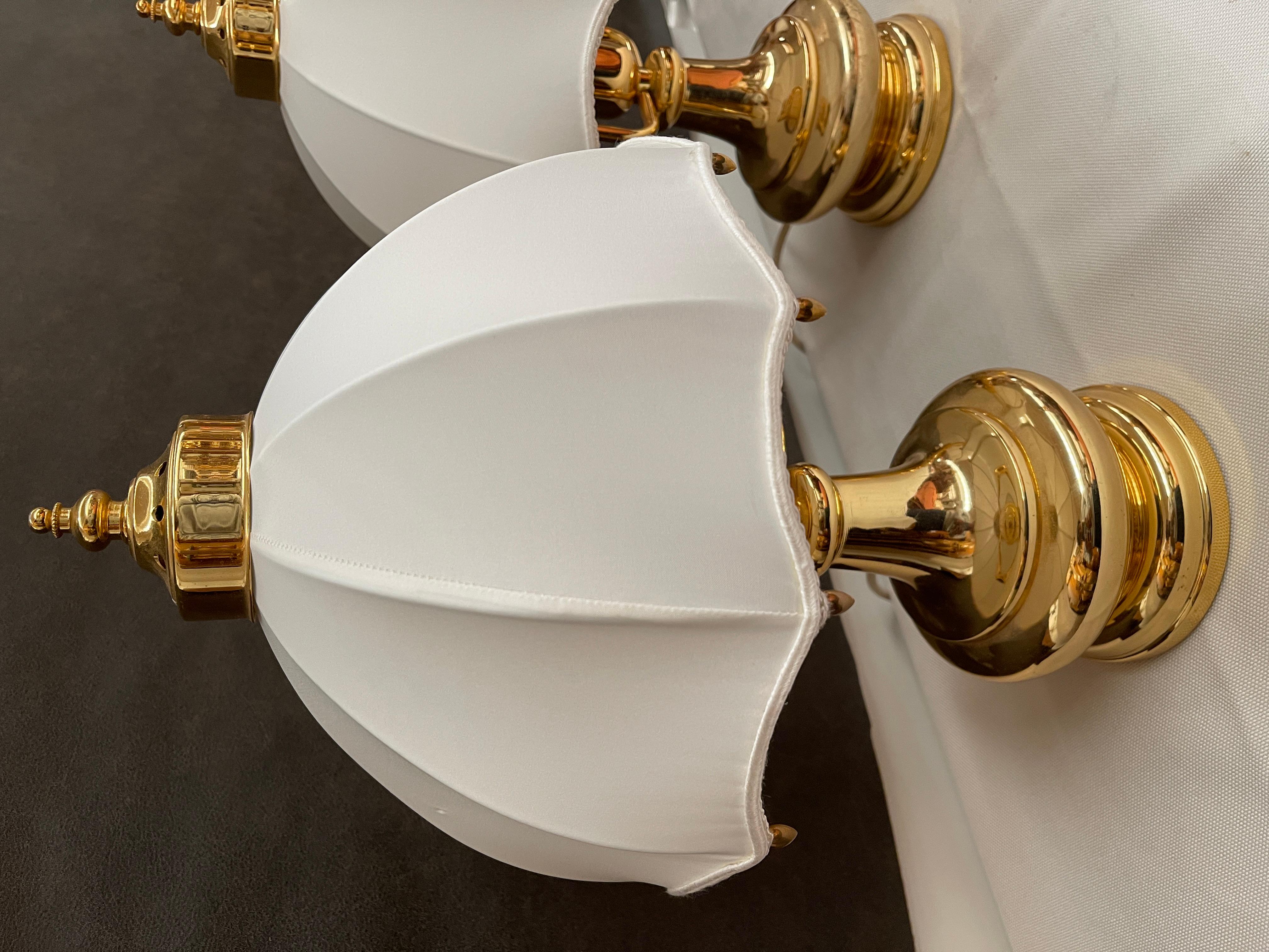 Coppia di lampade da tavolo in ottone e tessuto in stile classico italiano in vendita 5