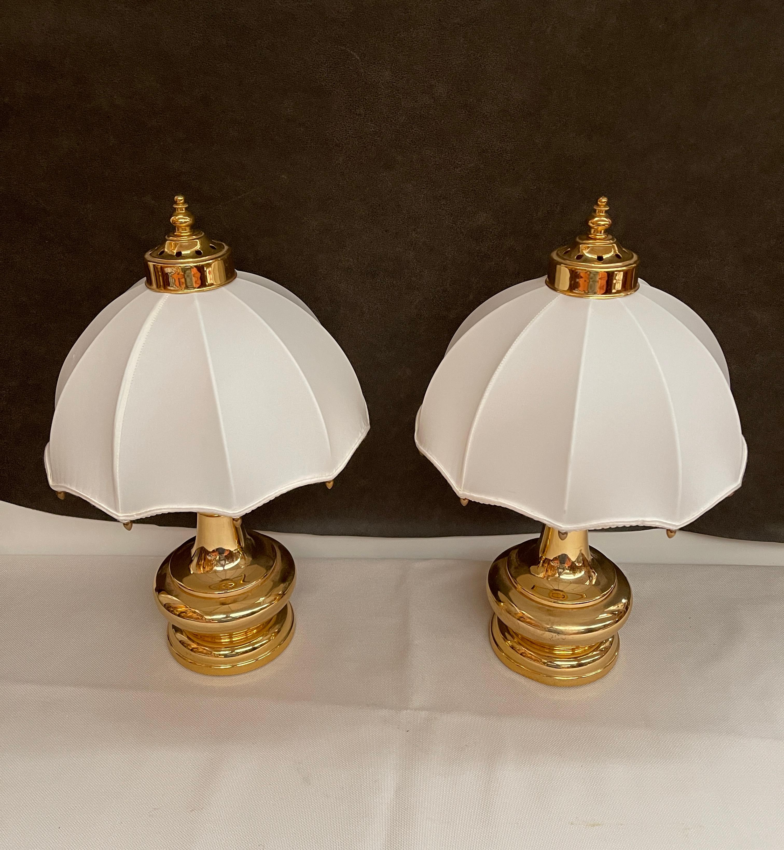 Altro Coppia di lampade da tavolo in ottone e tessuto in stile classico italiano in vendita