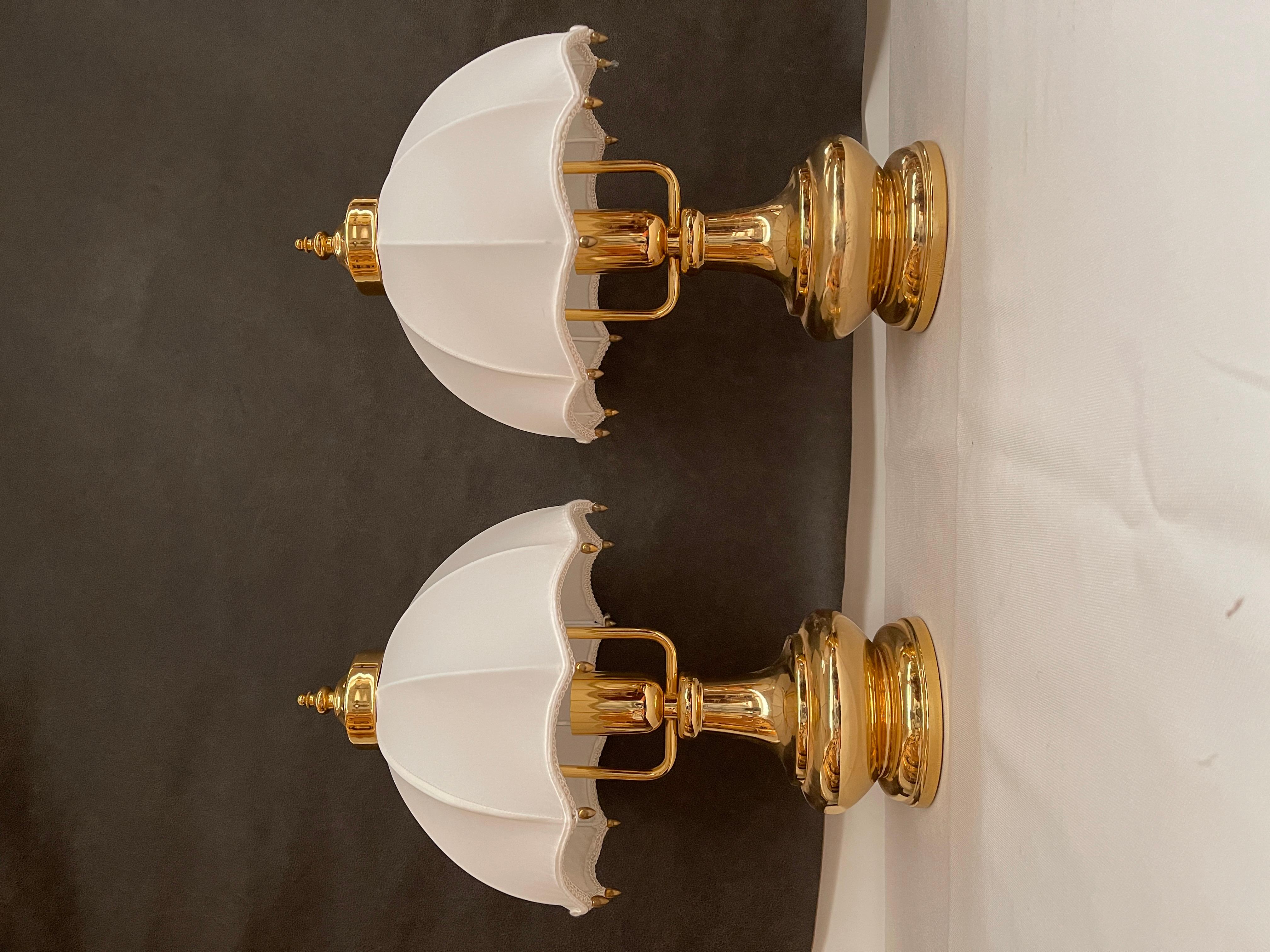 Italian Coppia di lampade da tavolo in ottone e tessuto in stile classico italiano in vendita