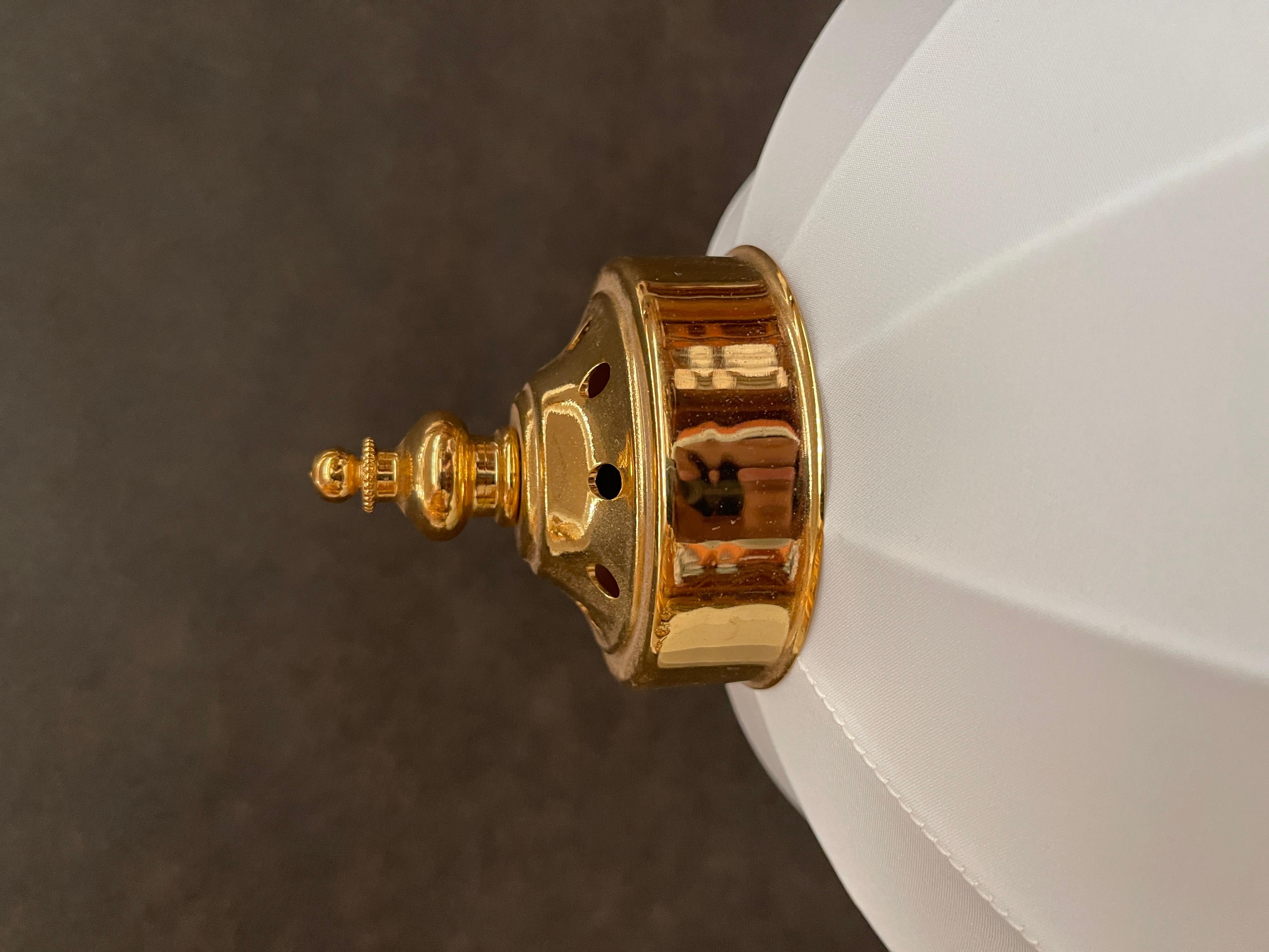 Altro Coppia di lampade da tavolo in ottone e tessuto in stile classico italiano in vendita