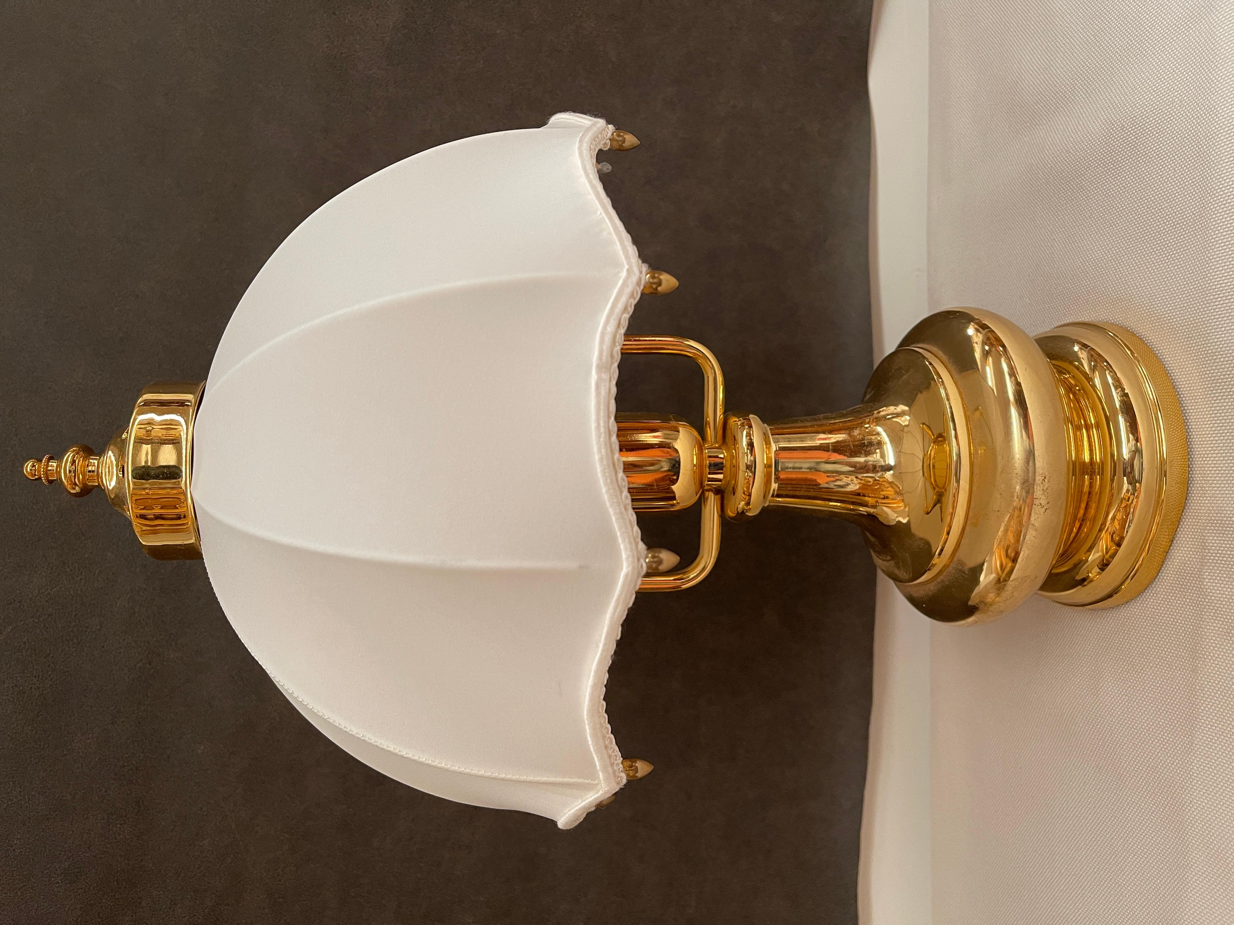 Coppia di lampade da tavolo in ottone e tessuto in stile classico italiano In condizioni ottime in vendita a Cantù, IT