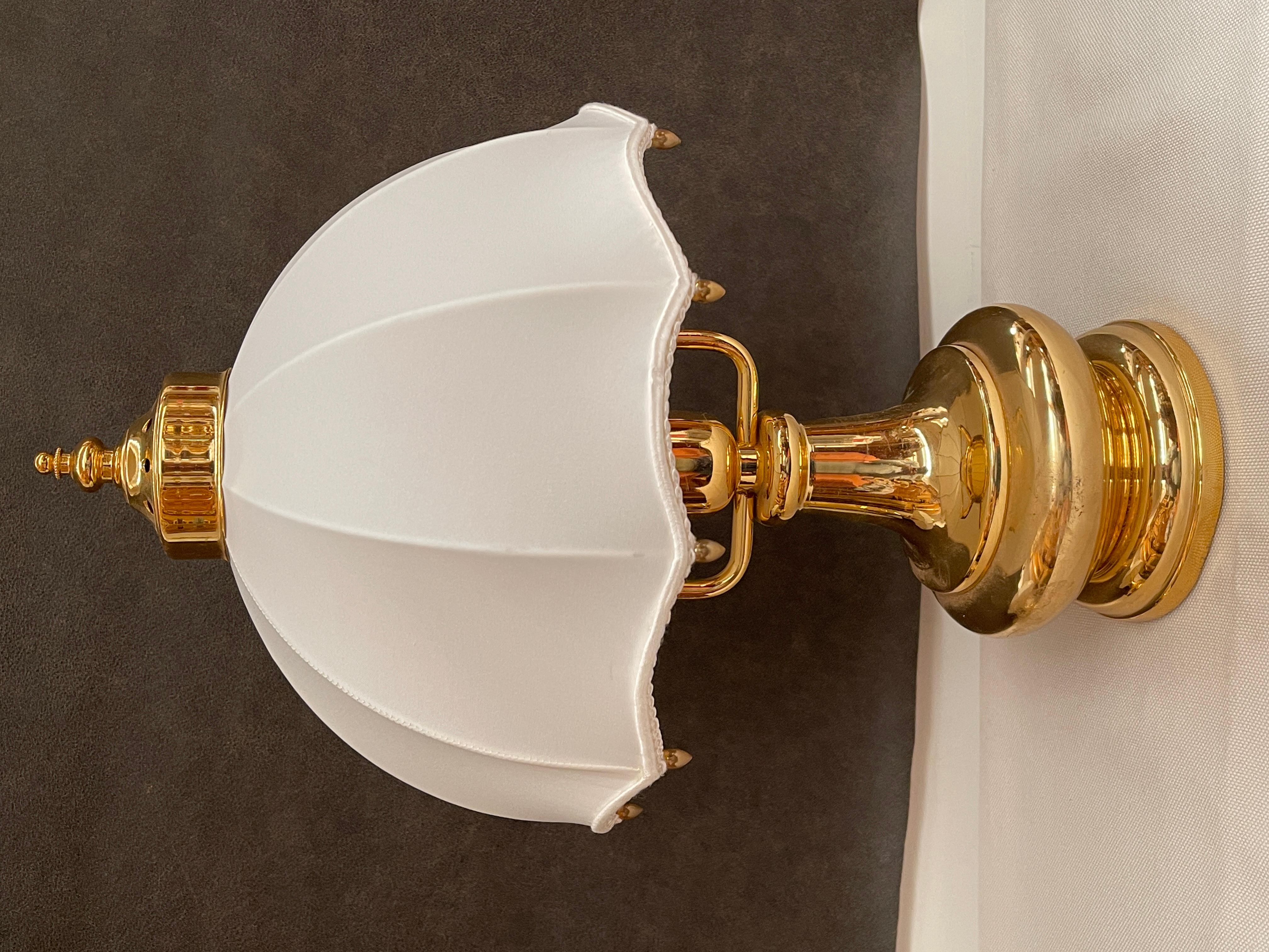 20th Century Coppia di lampade da tavolo in ottone e tessuto in stile classico italiano in vendita