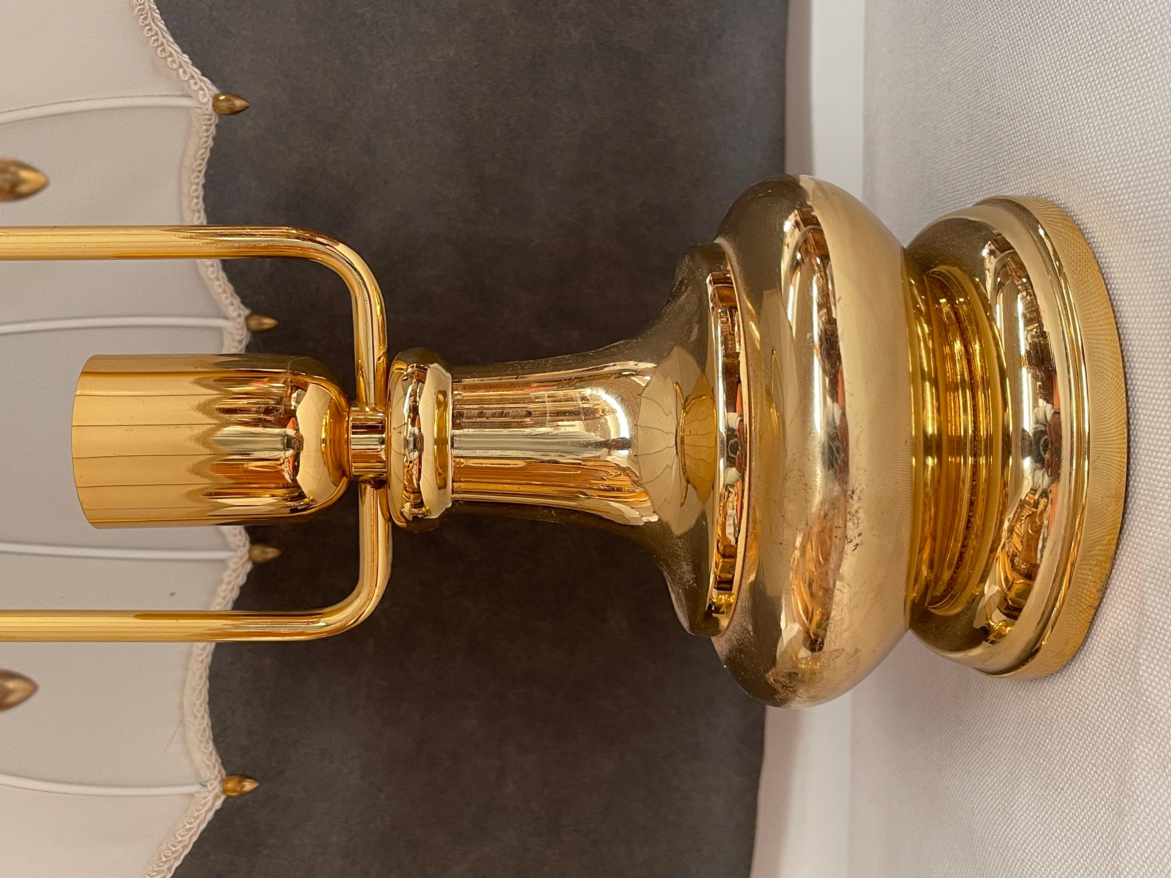 Ottone Coppia di lampade da tavolo in ottone e tessuto in stile classico italiano in vendita